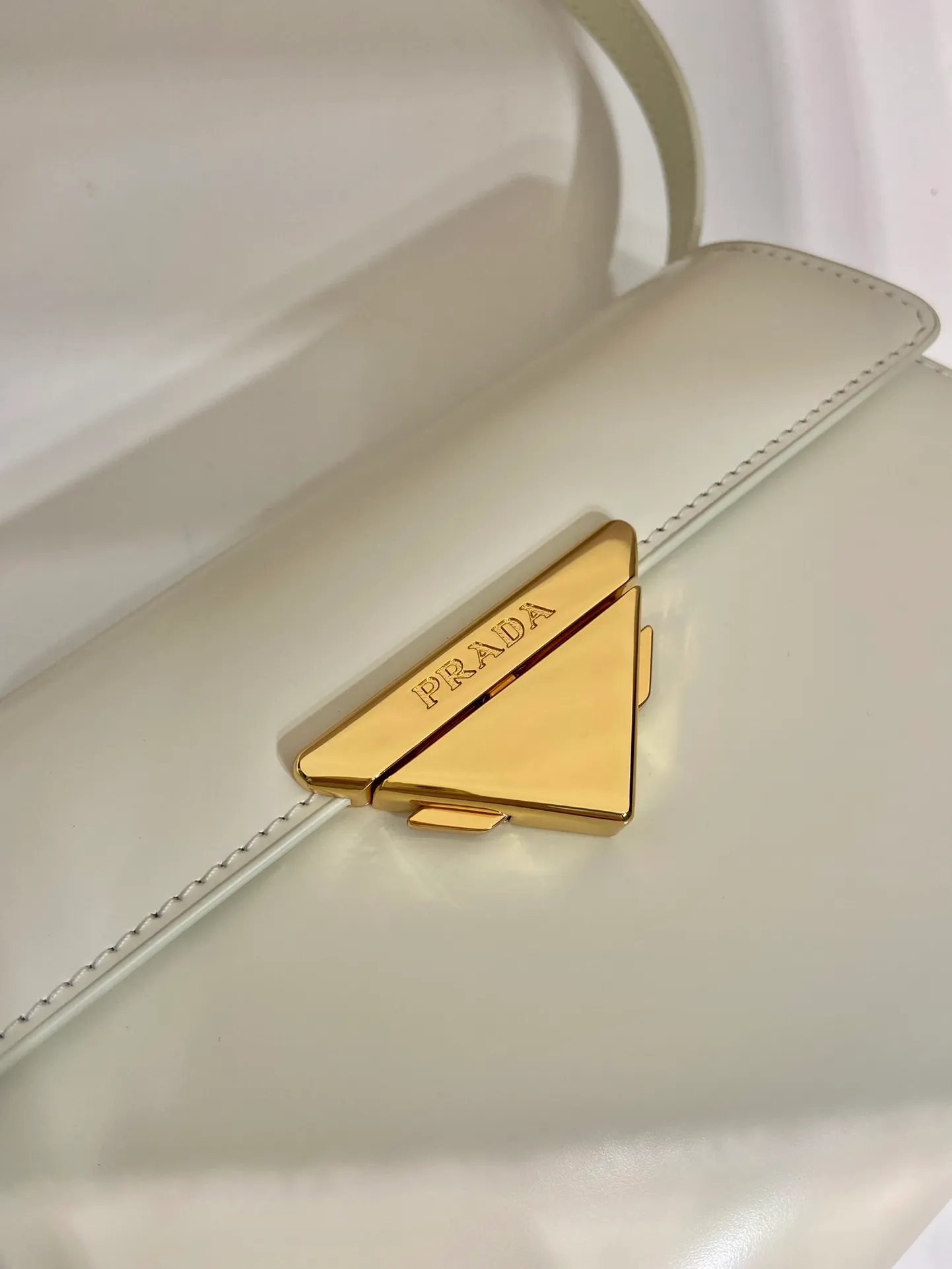 💰1560🎉Catway model🎉1BD343 small size🎉🎉 This catwalk model is made of imported glossy calfskin with sheepskin interior. The trapezoidal design is full of artistic sense. It is equipped with two detachable shoulder straps, long and short. The front panel is equipped with an engraved micro-label lock/flap design. It can be exchanged and matched for different occasions and different clothing. Large capacity space. The upper body effect is great, if you like babies, hurry up and get it🎉🎉 Length 28.5x Height 14x Bottom 7cm🎉🎉🎉👏👏👏
