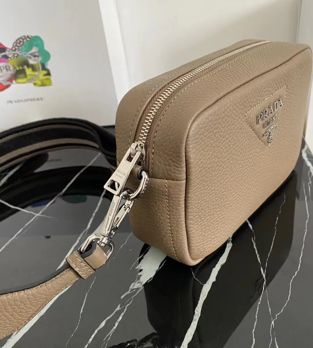 P1160¥ [Top original order] 🎉 New single-pull double shoulder straps 🎉 1BH192 single-layer small size has arrived 🎉 This single-layer double shoulder strap is made of imported deerskin grain cowhide and equipped with two interchangeable and adjustable long shoulder straps. The combination of fabric webbing and cowhide is perfect😘, versatile for mixing and matching different clothes on different occasions😘, large capacity, super soft feel🎉Hurry up and get it🎉Dimensions: length 19x height 12x bottom 6cm