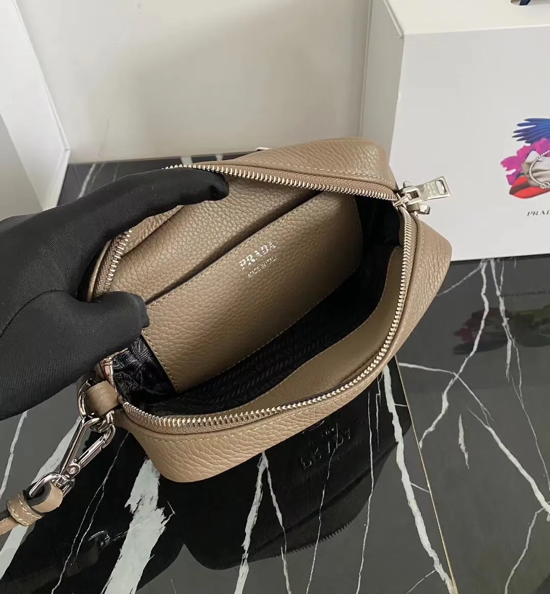 P1160¥ [Top original order] 🎉 New single-pull double shoulder straps 🎉 1BH192 single-layer small size has arrived 🎉 This single-layer double shoulder strap is made of imported deerskin grain cowhide and equipped with two interchangeable and adjustable long shoulder straps. The combination of fabric webbing and cowhide is perfect😘, versatile for mixing and matching different clothes on different occasions😘, large capacity, super soft feel🎉Hurry up and get it🎉Dimensions: length 19x height 12x bottom 6cm