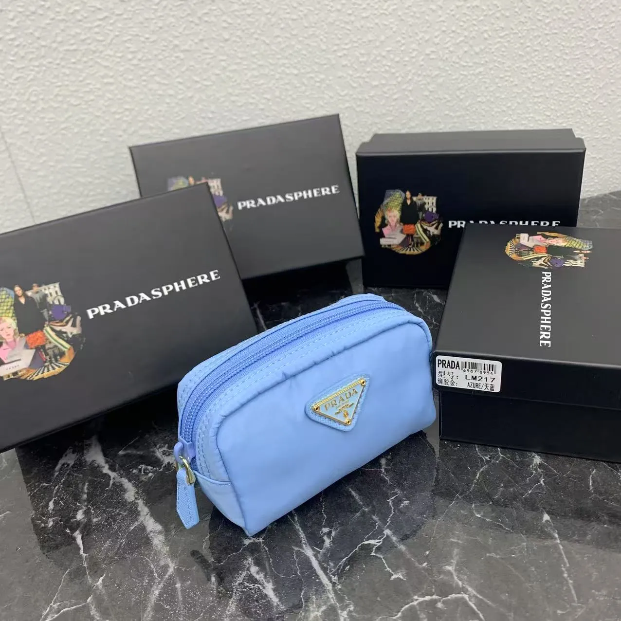 💰150PRADA Prada official new model is shipped simultaneously, enamel-coated triangular metal logo zipper closure, nylon cosmetic bag, regular women's model ✌✌✌ Special quality from the product cabinet, physical shooting [strong]! Model: Original quality Leather: Original Color: black gold buckle, black silver buckle, red, plum red, pink, sky blue, apricot, green, lavender purple, size 12㎝*3.5㎝*8㎝, model LM217