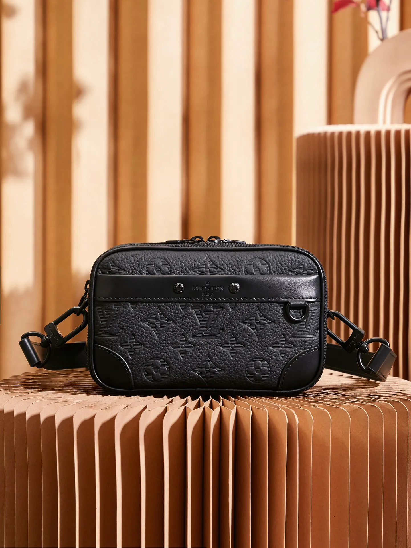 P¥760👉nfc163C01 dynamic chip version👈[Top-level inspection-free all-steel hardware] The Nano Alpha handbag is made of Monogram Shadow leather with a subtle embossed Monogram pattern, which makes the compact structure show an elegant style. Rivet elements mark the brand's mark, zipper compartments and external patch pockets are convenient for storing daily needs, and the detachable and adjustable leather shoulder strap allows for comfortable carrying. Monogram Shadow cow leather - cow leather trim - cow leather lining - metal hardware - zipper compartment - front patch pocket - front D-ring - shoulder strap: removable, adjustable! ! Model: M82544; Size: 11x18.5x6.5CM