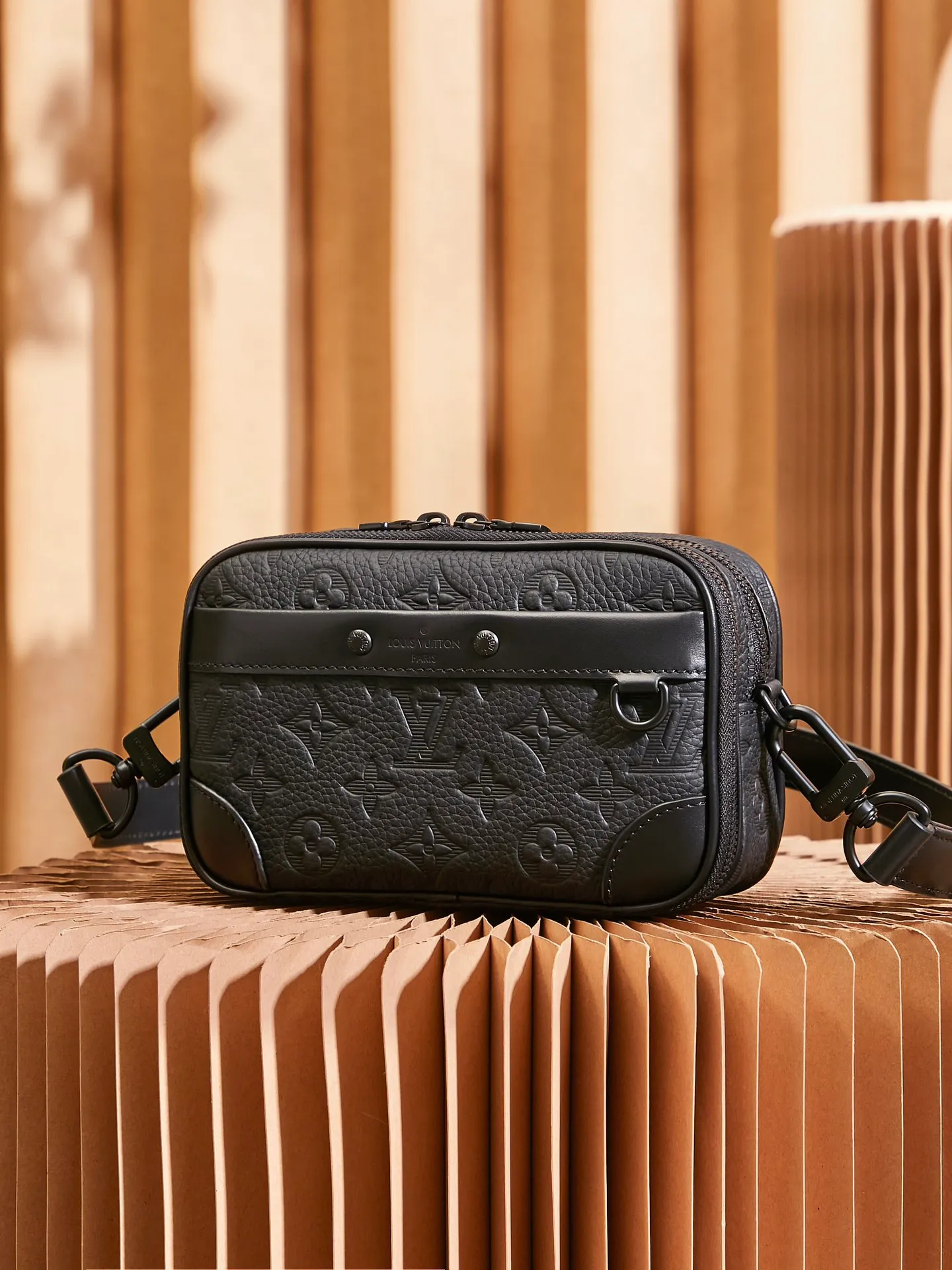 P¥760👉nfc163C01 dynamic chip version👈[Top-level inspection-free all-steel hardware] The Nano Alpha handbag is made of Monogram Shadow leather with a subtle embossed Monogram pattern, which makes the compact structure show an elegant style. Rivet elements mark the brand's mark, zipper compartments and external patch pockets are convenient for storing daily needs, and the detachable and adjustable leather shoulder strap allows for comfortable carrying. Monogram Shadow cow leather - cow leather trim - cow leather lining - metal hardware - zipper compartment - front patch pocket - front D-ring - shoulder strap: removable, adjustable! ! Model: M82544; Size: 11x18.5x6.5CM
