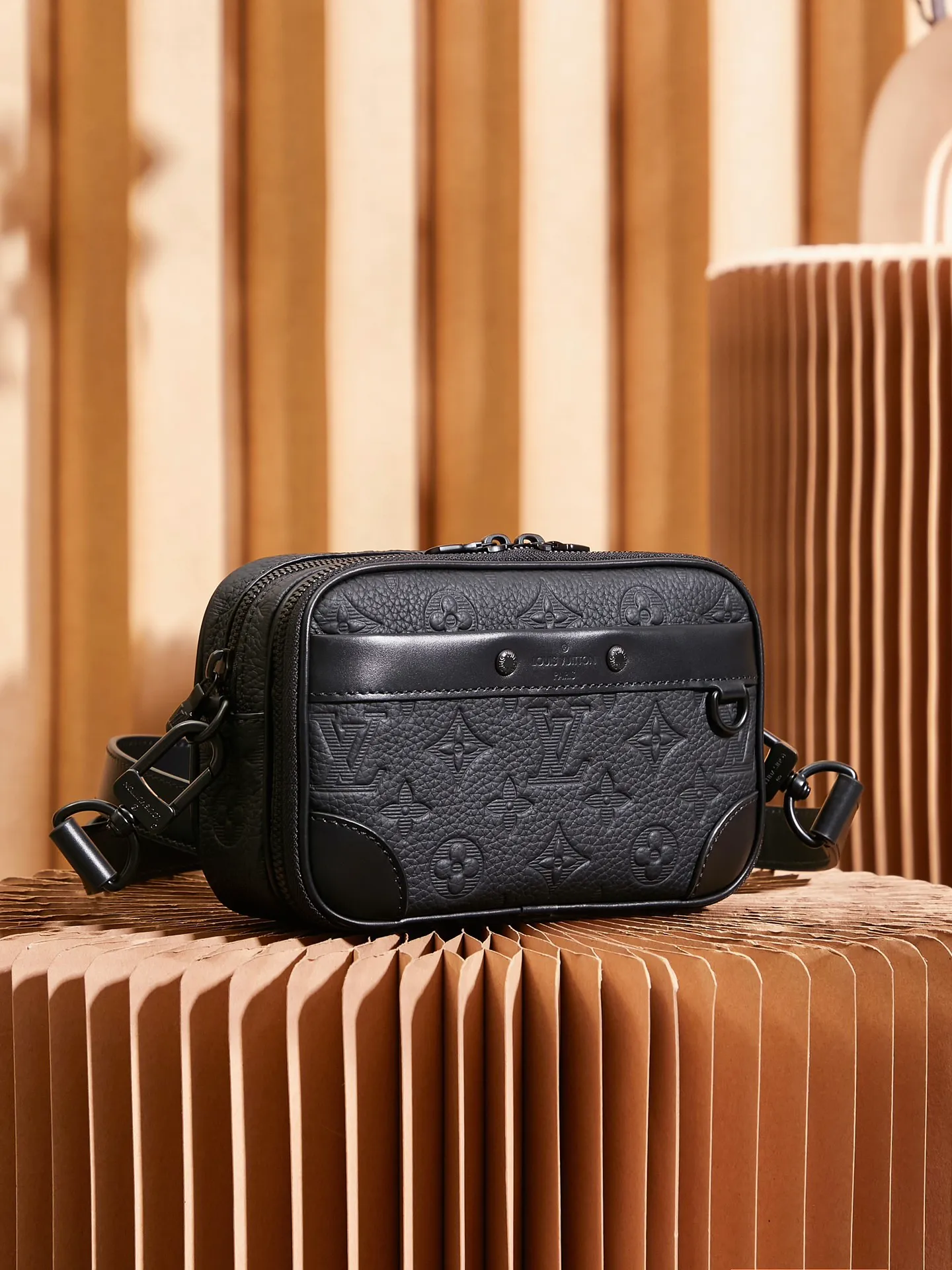 P¥760👉nfc163C01 dynamic chip version👈[Top-level inspection-free all-steel hardware] The Nano Alpha handbag is made of Monogram Shadow leather with a subtle embossed Monogram pattern, which makes the compact structure show an elegant style. Rivet elements mark the brand's mark, zipper compartments and external patch pockets are convenient for storing daily needs, and the detachable and adjustable leather shoulder strap allows for comfortable carrying. Monogram Shadow cow leather - cow leather trim - cow leather lining - metal hardware - zipper compartment - front patch pocket - front D-ring - shoulder strap: removable, adjustable! ! Model: M82544; Size: 11x18.5x6.5CM