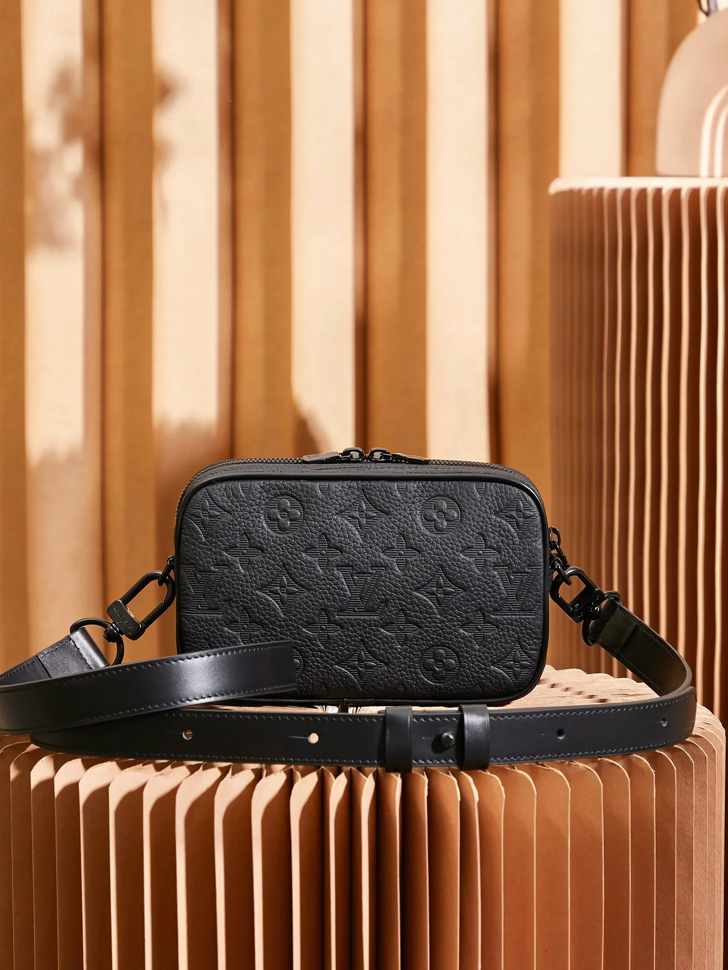 P¥760👉nfc163C01 dynamic chip version👈[Top-level inspection-free all-steel hardware] The Nano Alpha handbag is made of Monogram Shadow leather with a subtle embossed Monogram pattern, which makes the compact structure show an elegant style. Rivet elements mark the brand's mark, zipper compartments and external patch pockets are convenient for storing daily needs, and the detachable and adjustable leather shoulder strap allows for comfortable carrying. Monogram Shadow cow leather - cow leather trim - cow leather lining - metal hardware - zipper compartment - front patch pocket - front D-ring - shoulder strap: removable, adjustable! ! Model: M82544; Size: 11x18.5x6.5CM