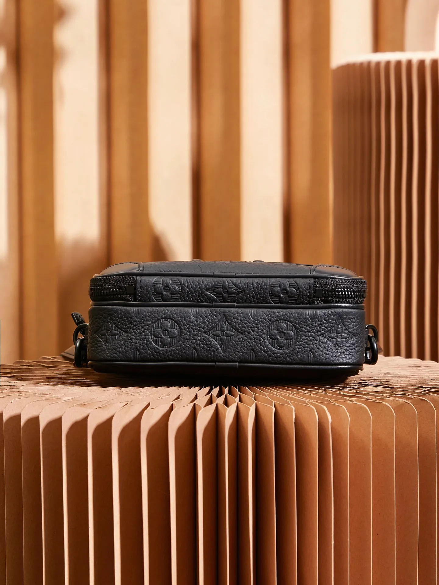 P¥760👉nfc163C01 dynamic chip version👈[Top-level inspection-free all-steel hardware] The Nano Alpha handbag is made of Monogram Shadow leather with a subtle embossed Monogram pattern, which makes the compact structure show an elegant style. Rivet elements mark the brand's mark, zipper compartments and external patch pockets are convenient for storing daily needs, and the detachable and adjustable leather shoulder strap allows for comfortable carrying. Monogram Shadow cow leather - cow leather trim - cow leather lining - metal hardware - zipper compartment - front patch pocket - front D-ring - shoulder strap: removable, adjustable! ! Model: M82544; Size: 11x18.5x6.5CM