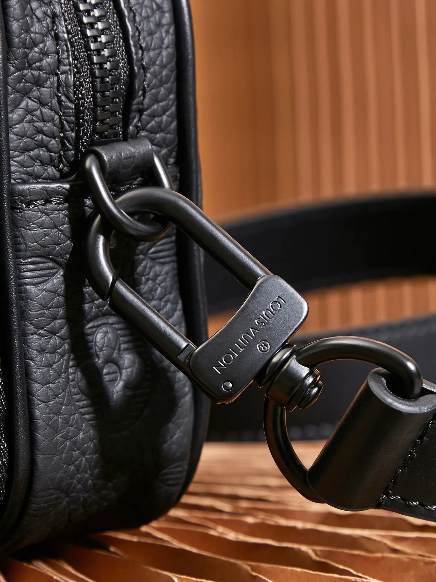 P¥760👉nfc163C01 dynamic chip version👈[Top-level inspection-free all-steel hardware] The Nano Alpha handbag is made of Monogram Shadow leather with a subtle embossed Monogram pattern, which makes the compact structure show an elegant style. Rivet elements mark the brand's mark, zipper compartments and external patch pockets are convenient for storing daily needs, and the detachable and adjustable leather shoulder strap allows for comfortable carrying. Monogram Shadow cow leather - cow leather trim - cow leather lining - metal hardware - zipper compartment - front patch pocket - front D-ring - shoulder strap: removable, adjustable! ! Model: M82544; Size: 11x18.5x6.5CM
