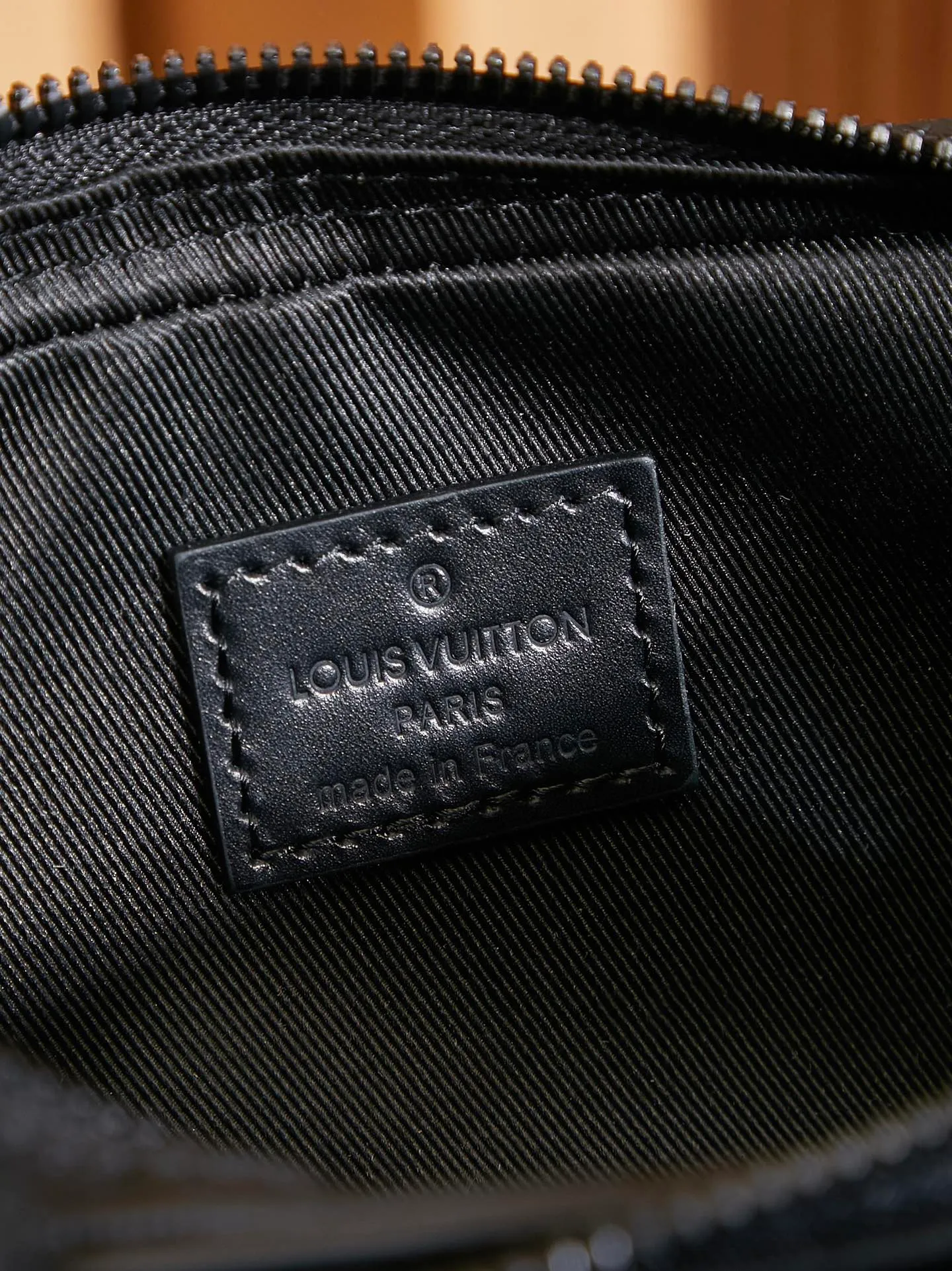 P¥760👉nfc163C01 dynamic chip version👈[Top-level inspection-free all-steel hardware] The Nano Alpha handbag is made of Monogram Shadow leather with a subtle embossed Monogram pattern, which makes the compact structure show an elegant style. Rivet elements mark the brand's mark, zipper compartments and external patch pockets are convenient for storing daily needs, and the detachable and adjustable leather shoulder strap allows for comfortable carrying. Monogram Shadow cow leather - cow leather trim - cow leather lining - metal hardware - zipper compartment - front patch pocket - front D-ring - shoulder strap: removable, adjustable! ! Model: M82544; Size: 11x18.5x6.5CM