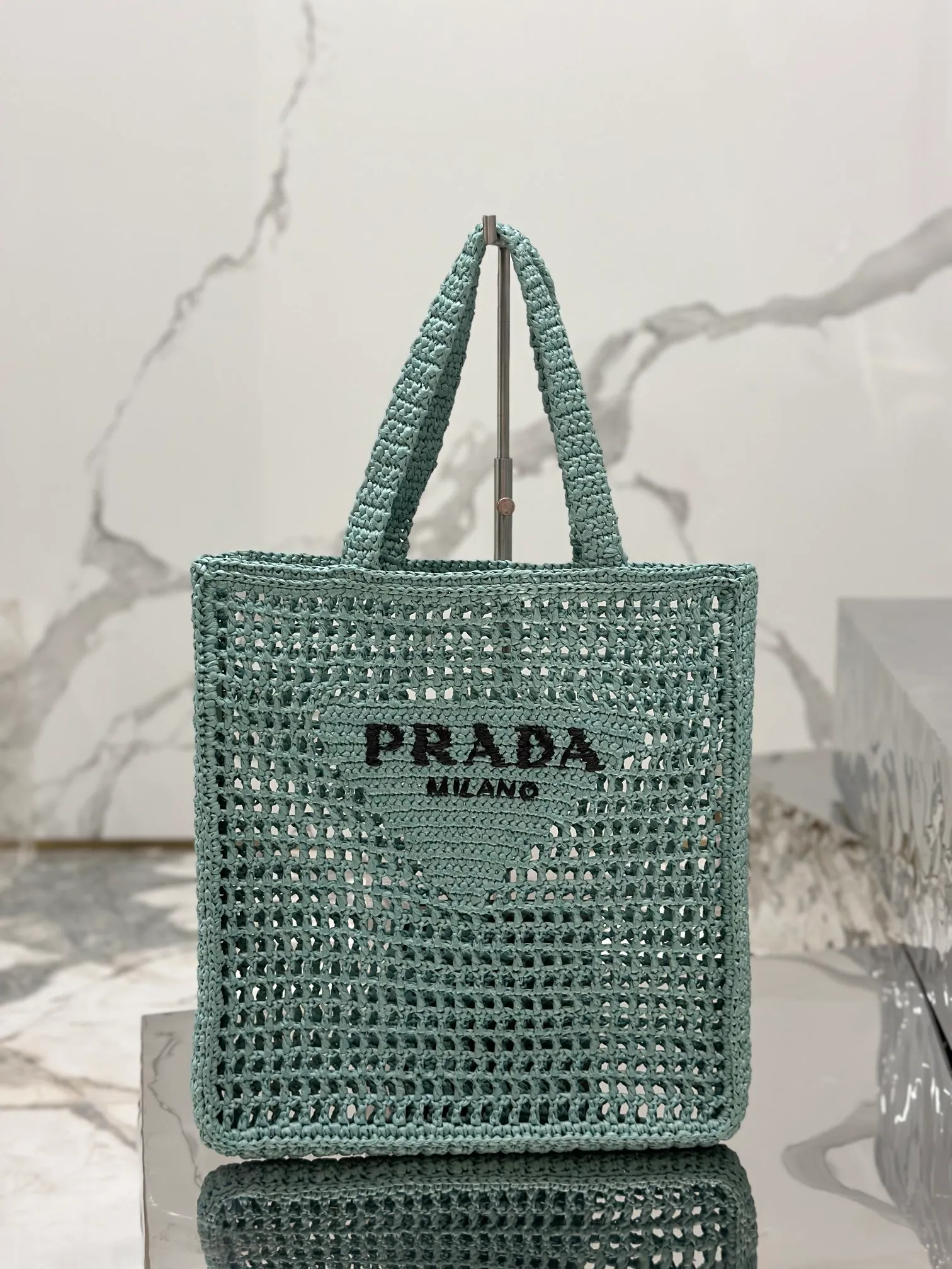 💰1160🌟Raffia woven tote bag This soft deconstructed tote bag is made of raffia fiber material. The light and natural material expresses the summer mood. The iconic house triangle logo is reinterpreted and decorates the front of the bag, with an embroidered lettering logo in the center to evoke the brand's style. Dimensions: length 36x height 38x bottom 3cm Style number: 1BG393