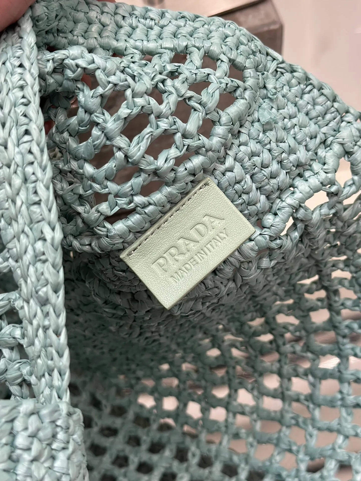 💰1160🌟Raffia woven tote bag This soft deconstructed tote bag is made of raffia fiber material. The light and natural material expresses the summer mood. The iconic house triangle logo is reinterpreted and decorates the front of the bag, with an embroidered lettering logo in the center to evoke the brand's style. Dimensions: length 36x height 38x bottom 3cm Style number: 1BG393