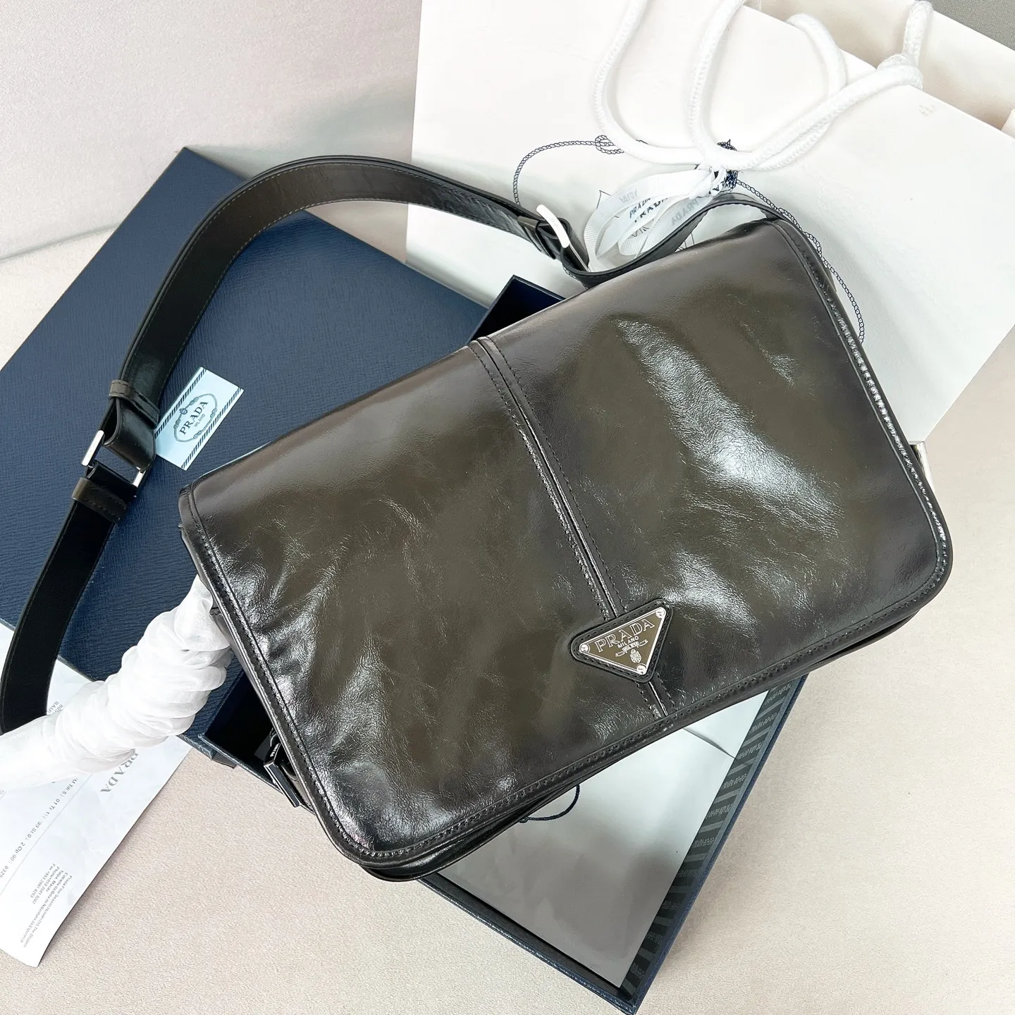 💰1700✨New first release✨2025 early spring new oil wax leather men's shoulder bag 2VD073. Carefully crafted with retro soft oil wax leather. Polished steel brushed metal accessories. Classic front enamel triangle logo. Flip closure with internal zipper design and external zipper design. Advanced and versatile design popular in the fashion circle. The bag is extremely functional and has an amazing inner capacity. Size 30*20*11cm Army green