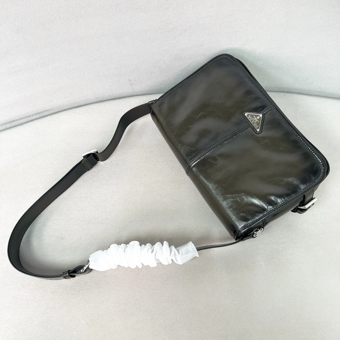 💰1700✨New first release✨2025 early spring new oil wax leather men's shoulder bag 2VD073. Carefully crafted with retro soft oil wax leather. Polished steel brushed metal accessories. Classic front enamel triangle logo. Flip closure with internal zipper design and external zipper design. Advanced and versatile design popular in the fashion circle. The bag is extremely functional and has an amazing inner capacity. Size 30*20*11cm Army green