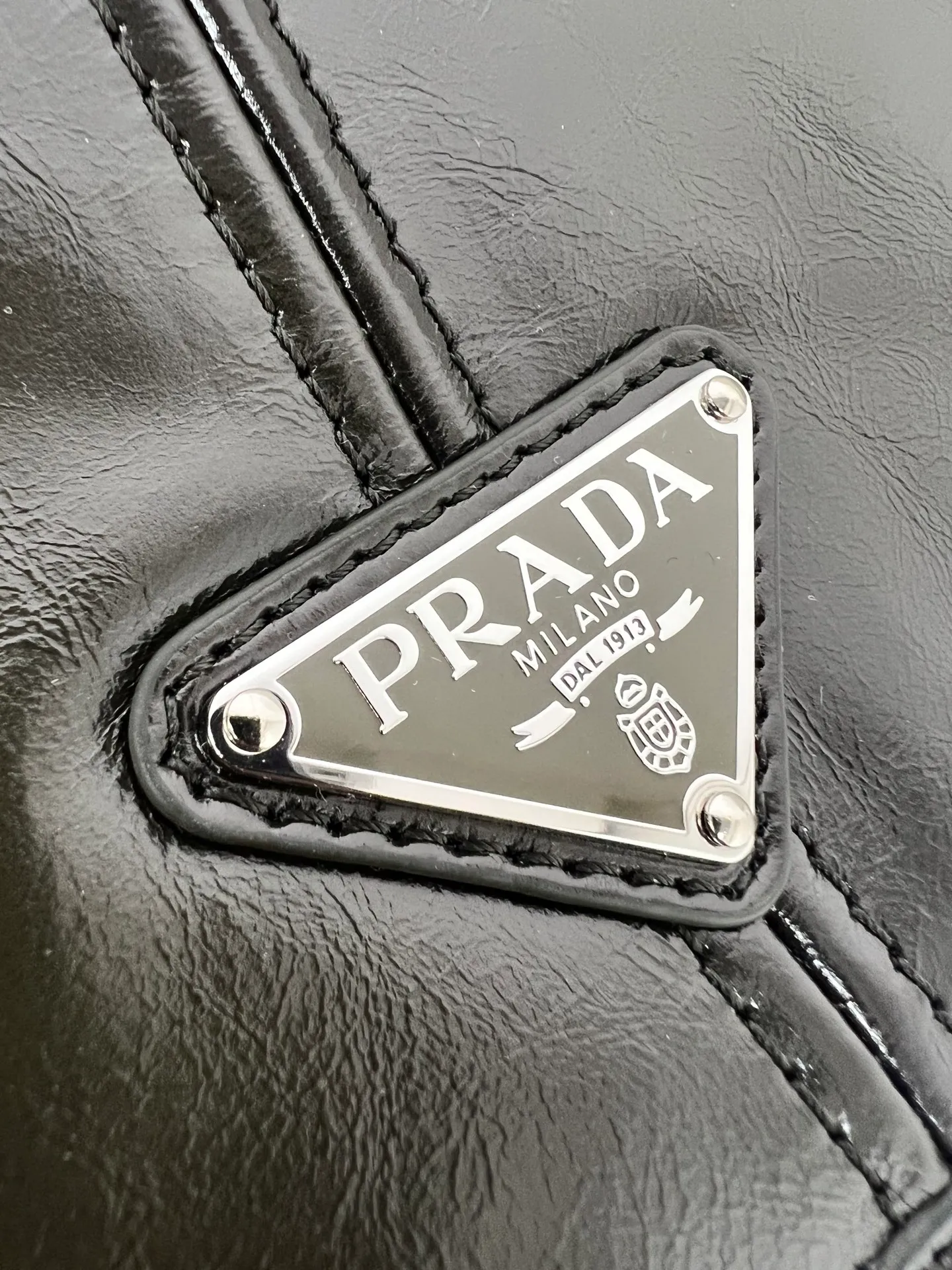 💰1700✨New first release✨2025 early spring new oil wax leather men's shoulder bag 2VD073. Carefully crafted with retro soft oil wax leather. Polished steel brushed metal accessories. Classic front enamel triangle logo. Flip closure with internal zipper design and external zipper design. Advanced and versatile design popular in the fashion circle. The bag is extremely functional and has an amazing inner capacity. Size 30*20*11cm Army green