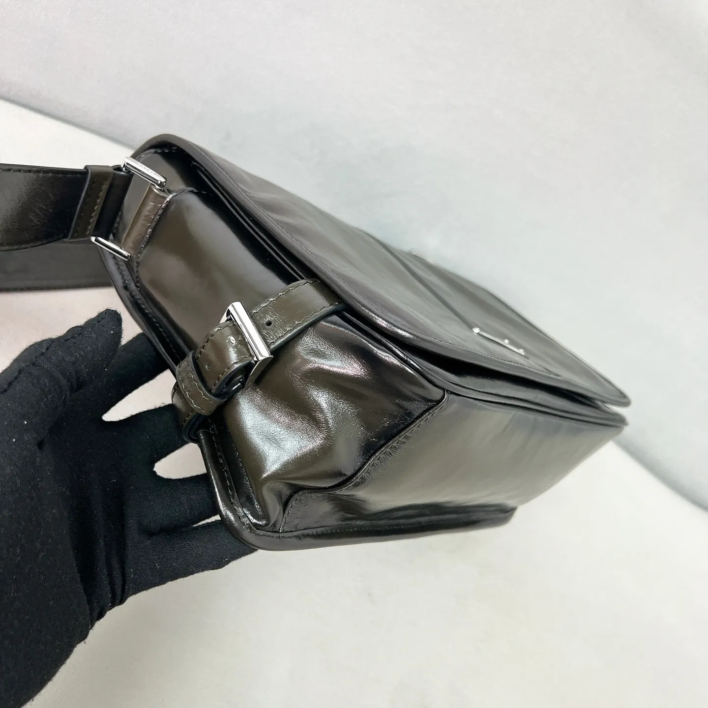 💰1700✨New first release✨2025 early spring new oil wax leather men's shoulder bag 2VD073. Carefully crafted with retro soft oil wax leather. Polished steel brushed metal accessories. Classic front enamel triangle logo. Flip closure with internal zipper design and external zipper design. Advanced and versatile design popular in the fashion circle. The bag is extremely functional and has an amazing inner capacity. Size 30*20*11cm Army green