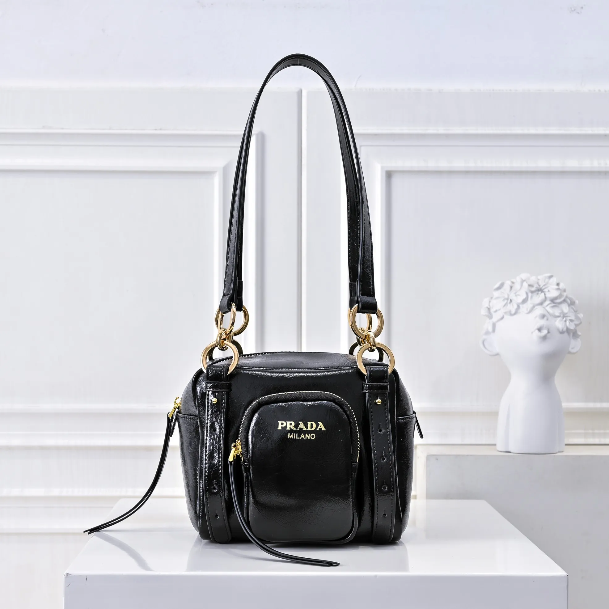 💰440￥🎉PRADA25 spring new waxed leather🎉 This new square handbag is made of soft waxed leather with a retro feel. Retro metal hardware and zipper pockets with archive elements highlight the retro charm. It has a large capacity and can be carried by hand or shoulder strap. The upper body effect is fashionable and towering. It is also a popular style that will never go out of style. Get it now🎉 Style number: 7044 Dimensions: Length 18x Height 16x Bottom 12cm🎉🎉🎉 Material: Oil-waxed cowhide