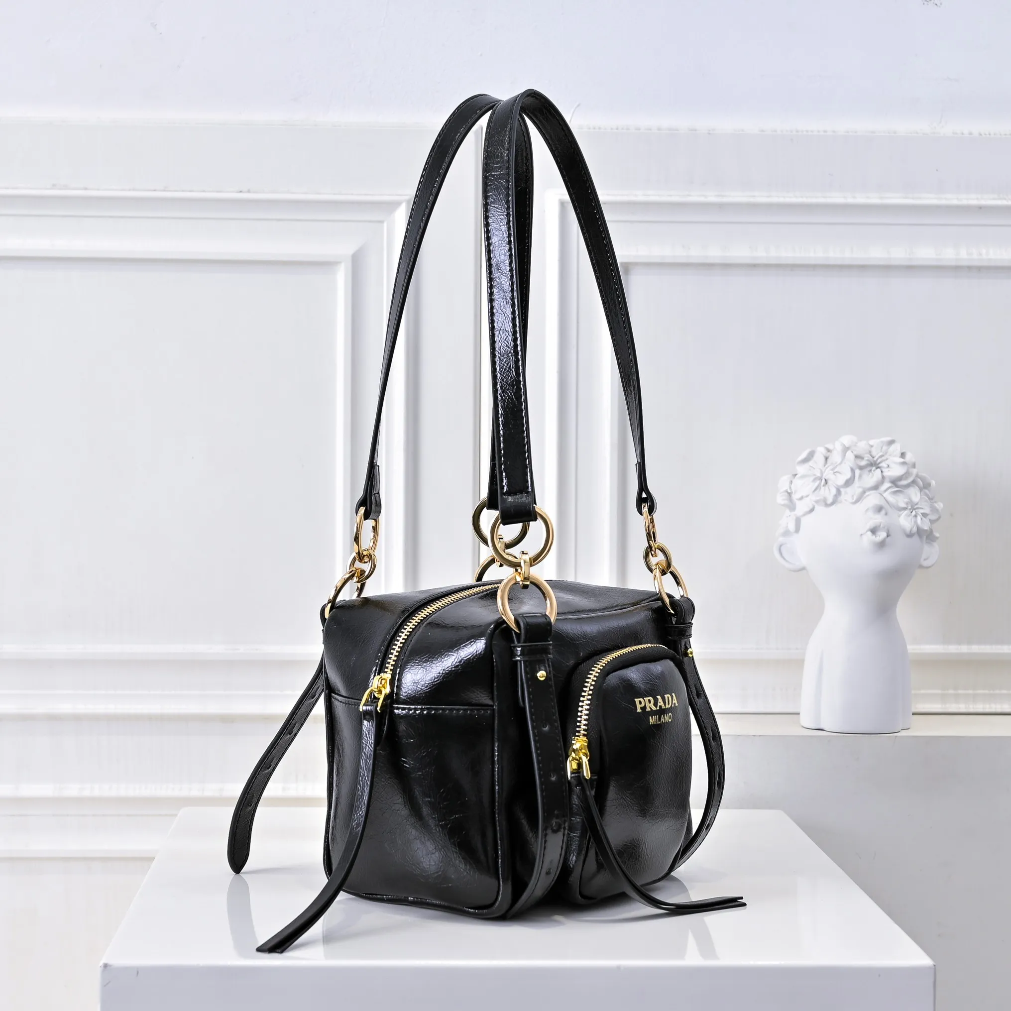💰440￥🎉PRADA25 spring new waxed leather🎉 This new square handbag is made of soft waxed leather with a retro feel. Retro metal hardware and zipper pockets with archive elements highlight the retro charm. It has a large capacity and can be carried by hand or shoulder strap. The upper body effect is fashionable and towering. It is also a popular style that will never go out of style. Get it now🎉 Style number: 7044 Dimensions: Length 18x Height 16x Bottom 12cm🎉🎉🎉 Material: Oil-waxed cowhide