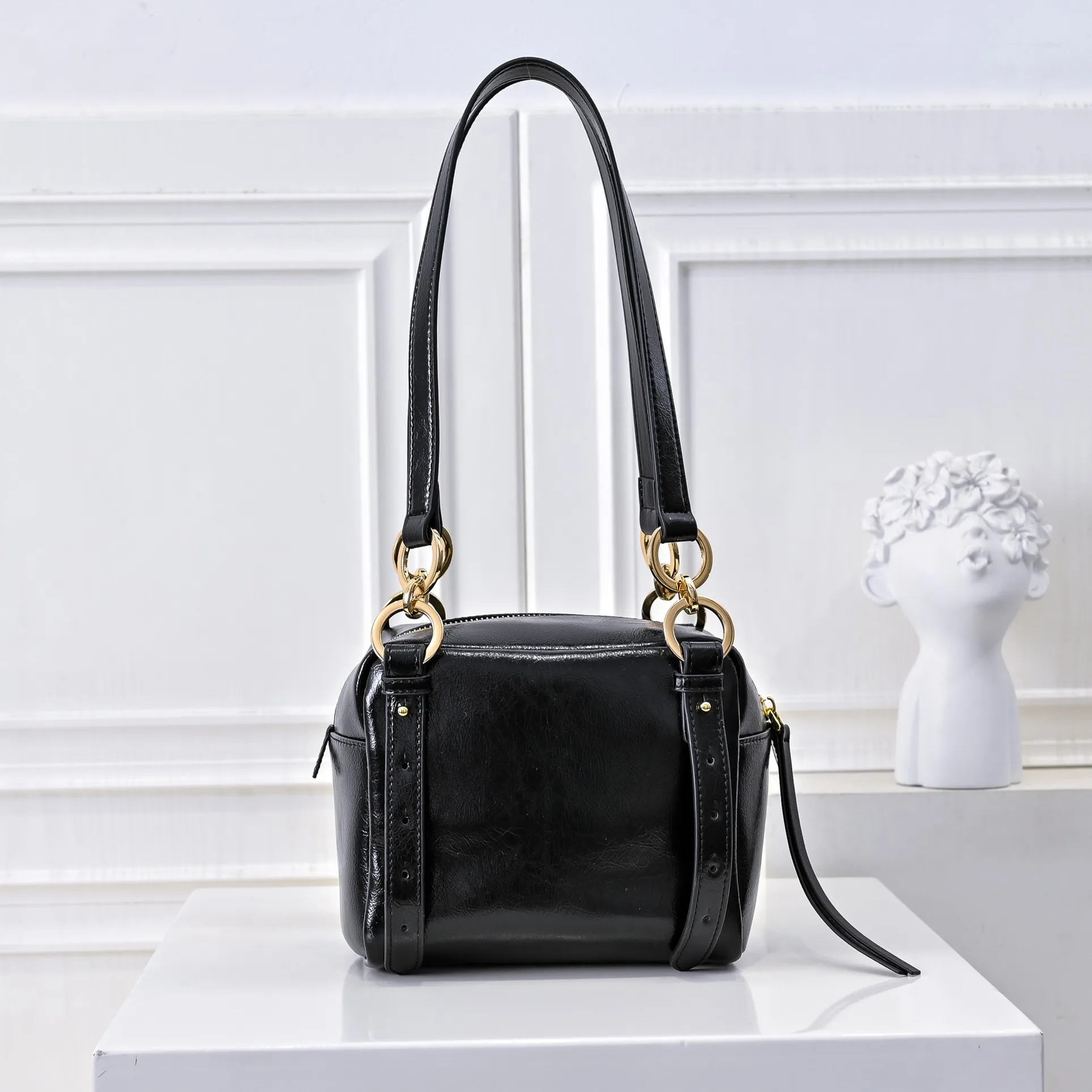 💰440￥🎉PRADA25 spring new waxed leather🎉 This new square handbag is made of soft waxed leather with a retro feel. Retro metal hardware and zipper pockets with archive elements highlight the retro charm. It has a large capacity and can be carried by hand or shoulder strap. The upper body effect is fashionable and towering. It is also a popular style that will never go out of style. Get it now🎉 Style number: 7044 Dimensions: Length 18x Height 16x Bottom 12cm🎉🎉🎉 Material: Oil-waxed cowhide