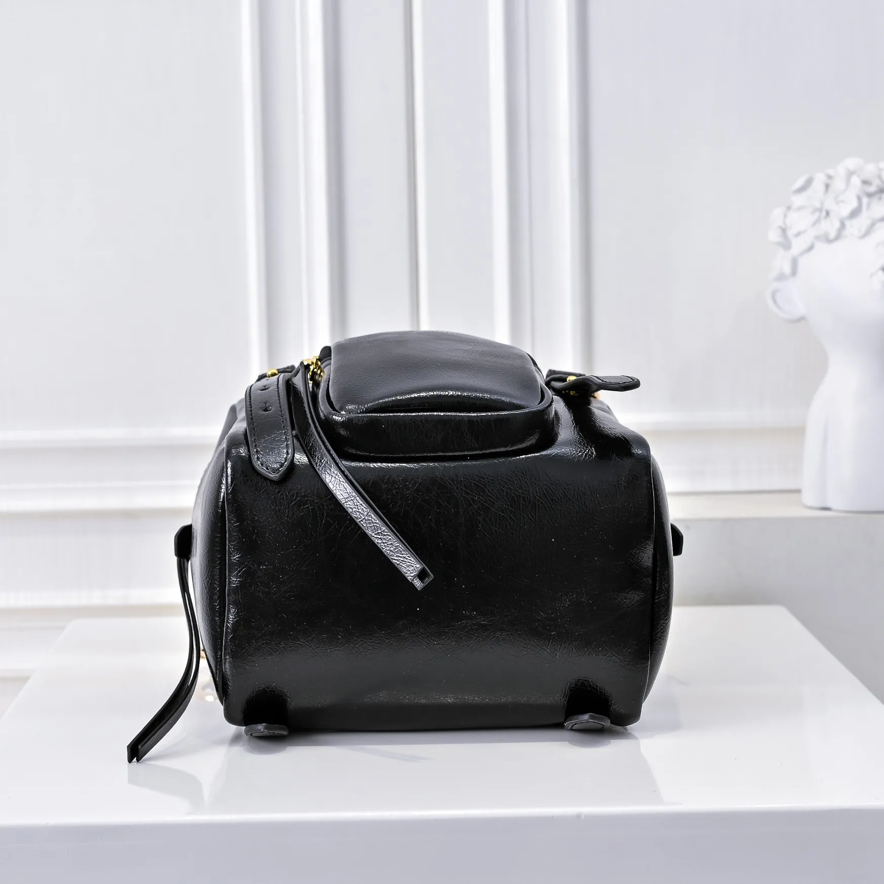 💰440￥🎉PRADA25 spring new waxed leather🎉 This new square handbag is made of soft waxed leather with a retro feel. Retro metal hardware and zipper pockets with archive elements highlight the retro charm. It has a large capacity and can be carried by hand or shoulder strap. The upper body effect is fashionable and towering. It is also a popular style that will never go out of style. Get it now🎉 Style number: 7044 Dimensions: Length 18x Height 16x Bottom 12cm🎉🎉🎉 Material: Oil-waxed cowhide
