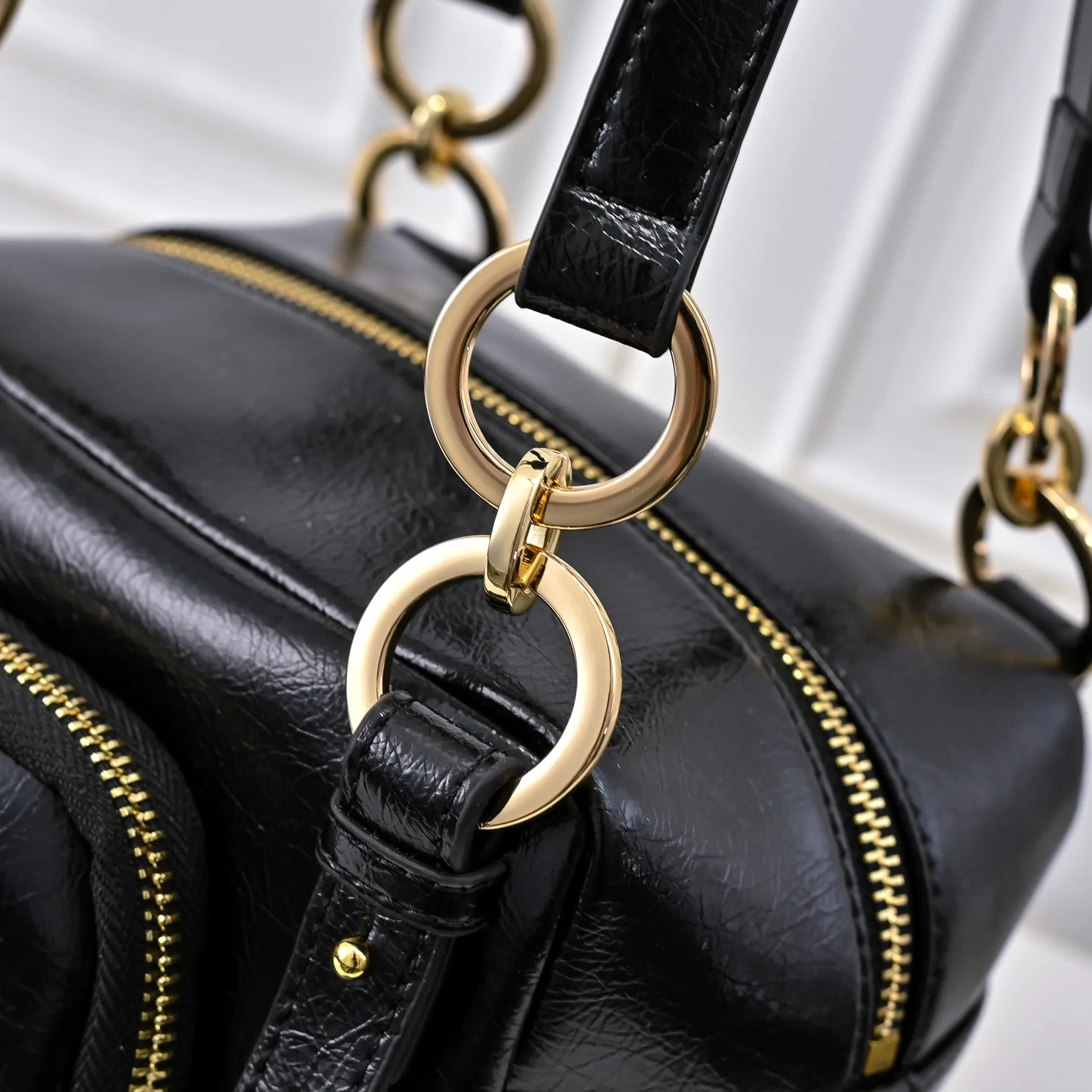 💰440￥🎉PRADA25 spring new waxed leather🎉 This new square handbag is made of soft waxed leather with a retro feel. Retro metal hardware and zipper pockets with archive elements highlight the retro charm. It has a large capacity and can be carried by hand or shoulder strap. The upper body effect is fashionable and towering. It is also a popular style that will never go out of style. Get it now🎉 Style number: 7044 Dimensions: Length 18x Height 16x Bottom 12cm🎉🎉🎉 Material: Oil-waxed cowhide
