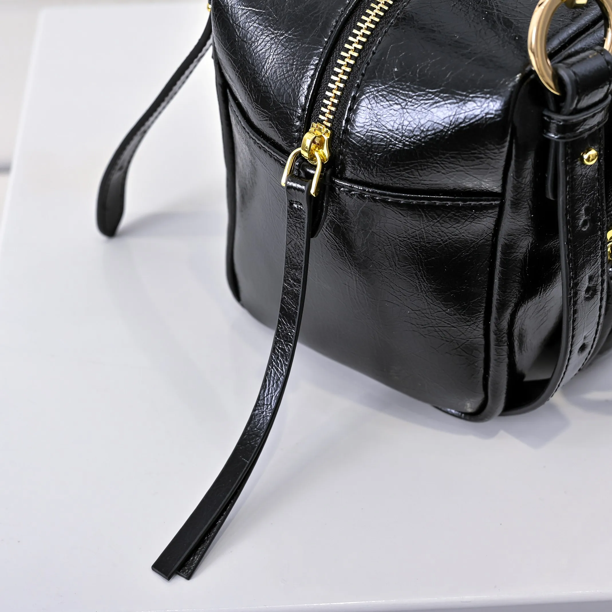 💰440￥🎉PRADA25 spring new waxed leather🎉 This new square handbag is made of soft waxed leather with a retro feel. Retro metal hardware and zipper pockets with archive elements highlight the retro charm. It has a large capacity and can be carried by hand or shoulder strap. The upper body effect is fashionable and towering. It is also a popular style that will never go out of style. Get it now🎉 Style number: 7044 Dimensions: Length 18x Height 16x Bottom 12cm🎉🎉🎉 Material: Oil-waxed cowhide