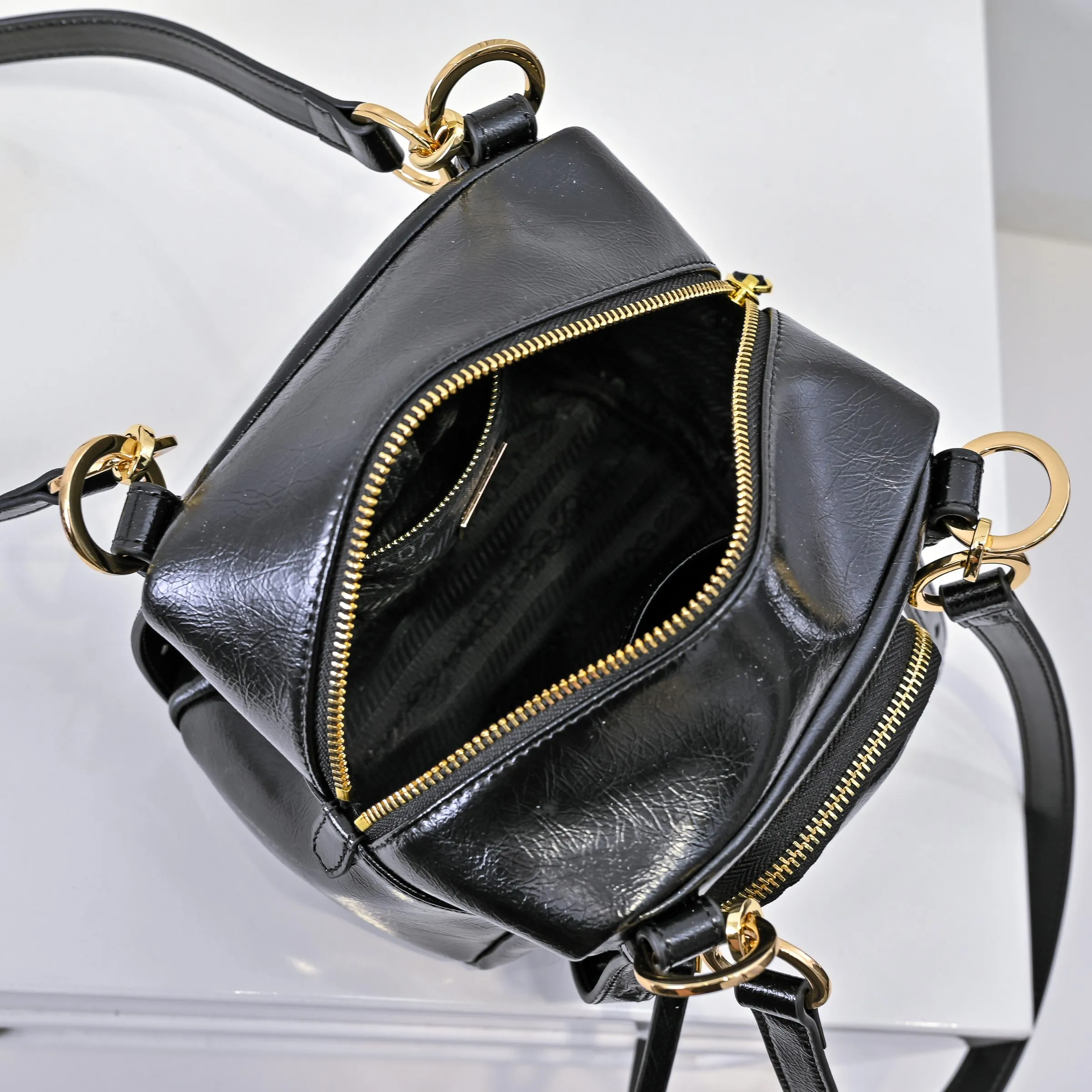 💰440￥🎉PRADA25 spring new waxed leather🎉 This new square handbag is made of soft waxed leather with a retro feel. Retro metal hardware and zipper pockets with archive elements highlight the retro charm. It has a large capacity and can be carried by hand or shoulder strap. The upper body effect is fashionable and towering. It is also a popular style that will never go out of style. Get it now🎉 Style number: 7044 Dimensions: Length 18x Height 16x Bottom 12cm🎉🎉🎉 Material: Oil-waxed cowhide