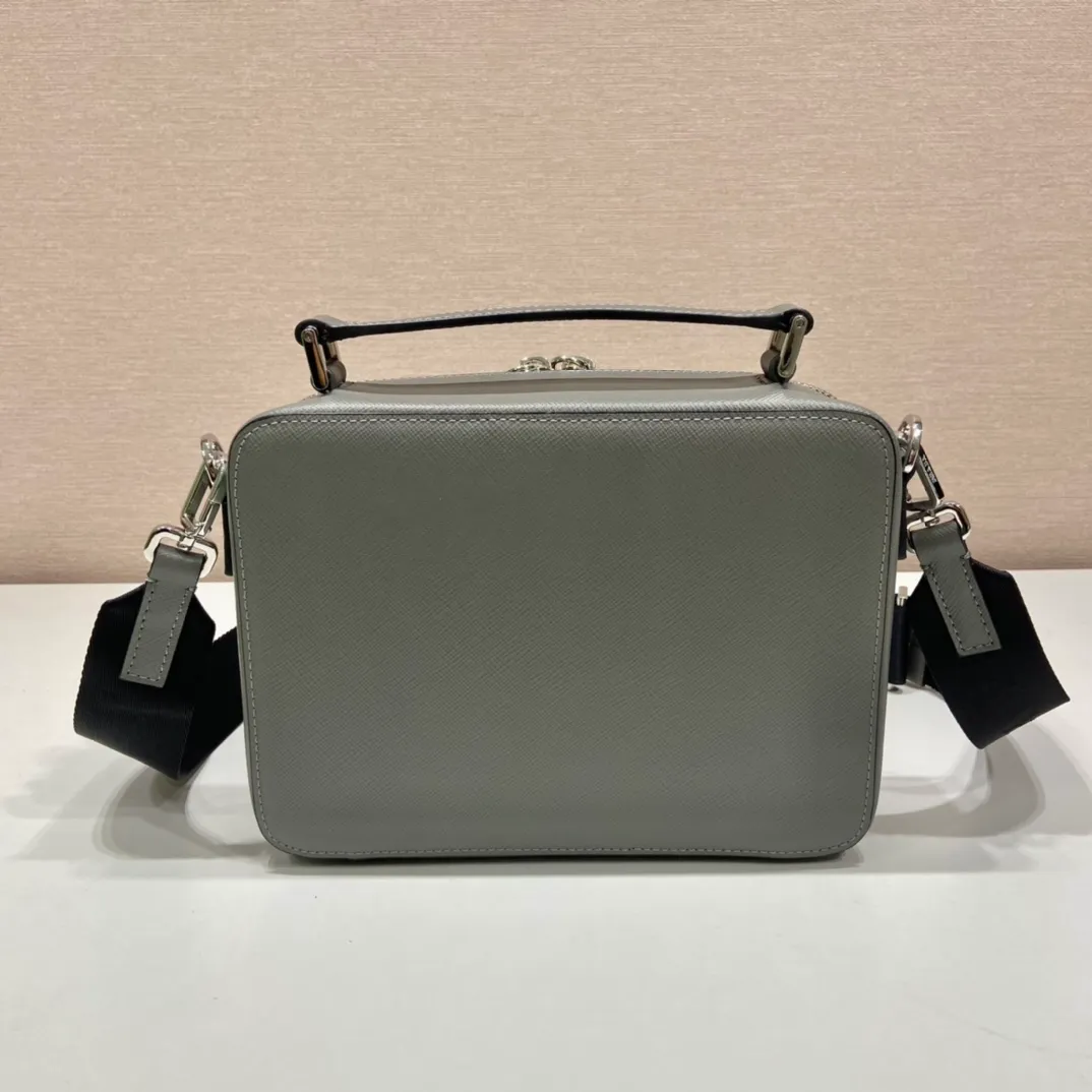 💰1640🎉Upgrade Board🎉2VH069🎉🎉 This Brique handbag is made of Saffiano leather, and its simple lines highlight a striking style. The iconic Saffiano leather material is synonymous with luxury and a status symbol of traditional Italian leather goods manufacturing craftsmanship. This handbag has an elegant design, equipped with handles and a detachable long nylon shoulder strap, which is more simple and elegant. Get it now🎉🎉 Length 22x Height 16x Bottom 6cm