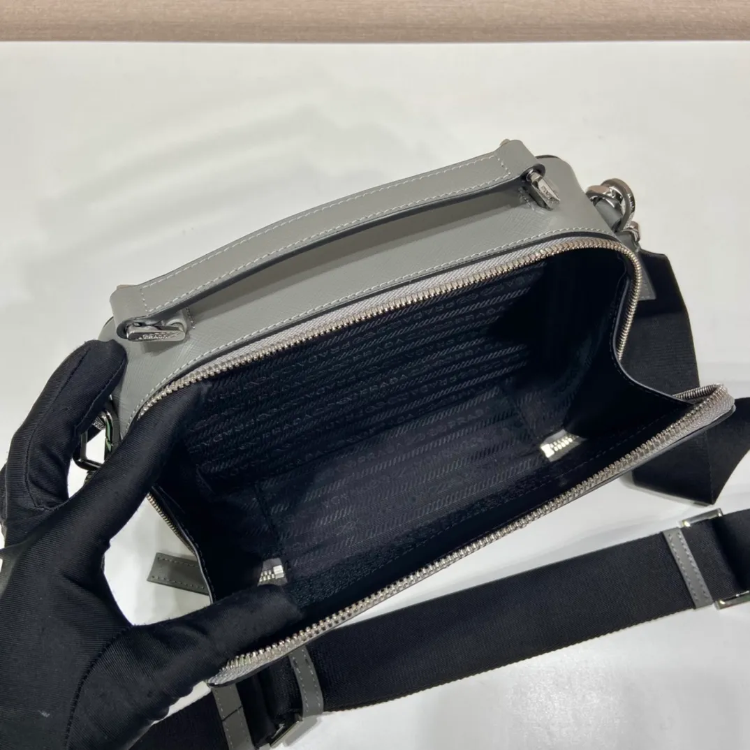 💰1640🎉Upgrade Board🎉2VH069🎉🎉 This Brique handbag is made of Saffiano leather, and its simple lines highlight a striking style. The iconic Saffiano leather material is synonymous with luxury and a status symbol of traditional Italian leather goods manufacturing craftsmanship. This handbag has an elegant design, equipped with handles and a detachable long nylon shoulder strap, which is more simple and elegant. Get it now🎉🎉 Length 22x Height 16x Bottom 6cm