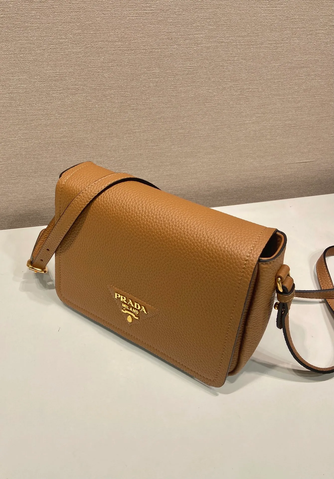 💰1800🎉New double shoulder strap🎉1BD314🎉 This double shoulder strap is made of imported deerskin grain cowhide and equipped with two interchangeable and adjustable long shoulder straps. Flip closure, fabric webbing and cowhide combination, so perfect😘, all-round mix and match for different occasions and different clothes😘, large capacity, super soft feel🎉Hurry up and get it🎉 Length 23x Height 18x ​​Bottom 9cm🎉🎉🎉👏👏👏