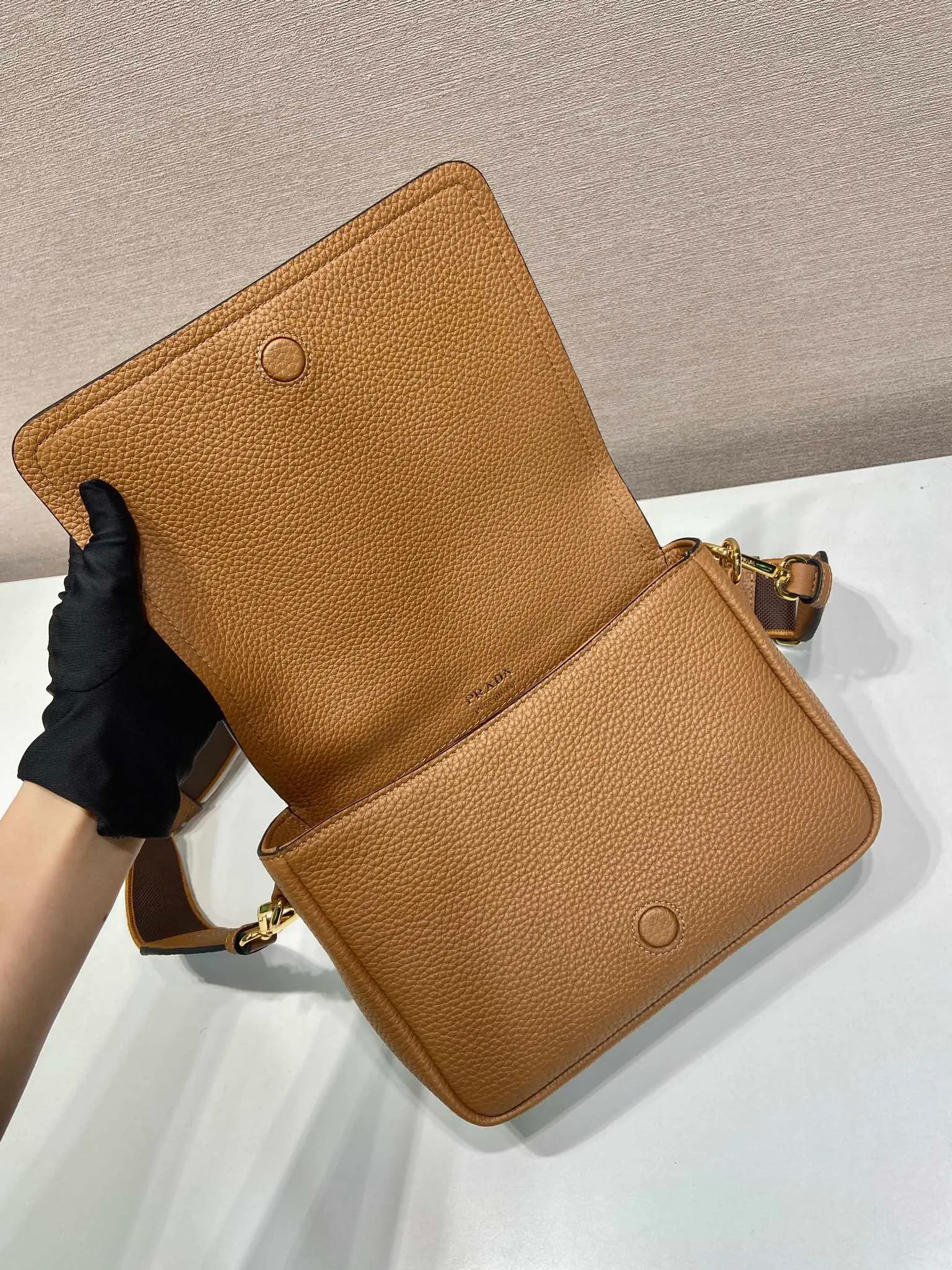 💰1800🎉New double shoulder strap🎉1BD314🎉 This double shoulder strap is made of imported deerskin grain cowhide and equipped with two interchangeable and adjustable long shoulder straps. Flip closure, fabric webbing and cowhide combination, so perfect😘, all-round mix and match for different occasions and different clothes😘, large capacity, super soft feel🎉Hurry up and get it🎉 Length 23x Height 18x ​​Bottom 9cm🎉🎉🎉👏👏👏