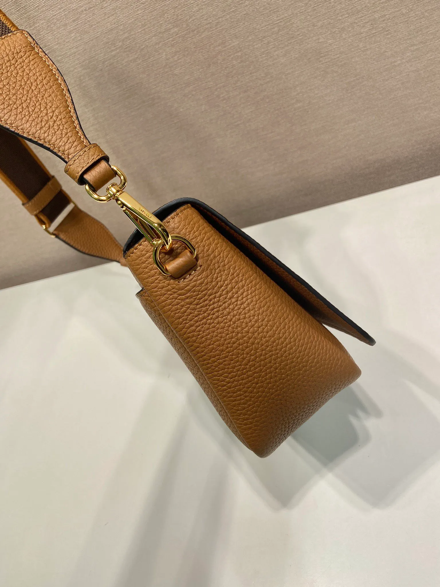 💰1800🎉New double shoulder strap🎉1BD314🎉 This double shoulder strap is made of imported deerskin grain cowhide and equipped with two interchangeable and adjustable long shoulder straps. Flip closure, fabric webbing and cowhide combination, so perfect😘, all-round mix and match for different occasions and different clothes😘, large capacity, super soft feel🎉Hurry up and get it🎉 Length 23x Height 18x ​​Bottom 9cm🎉🎉🎉👏👏👏