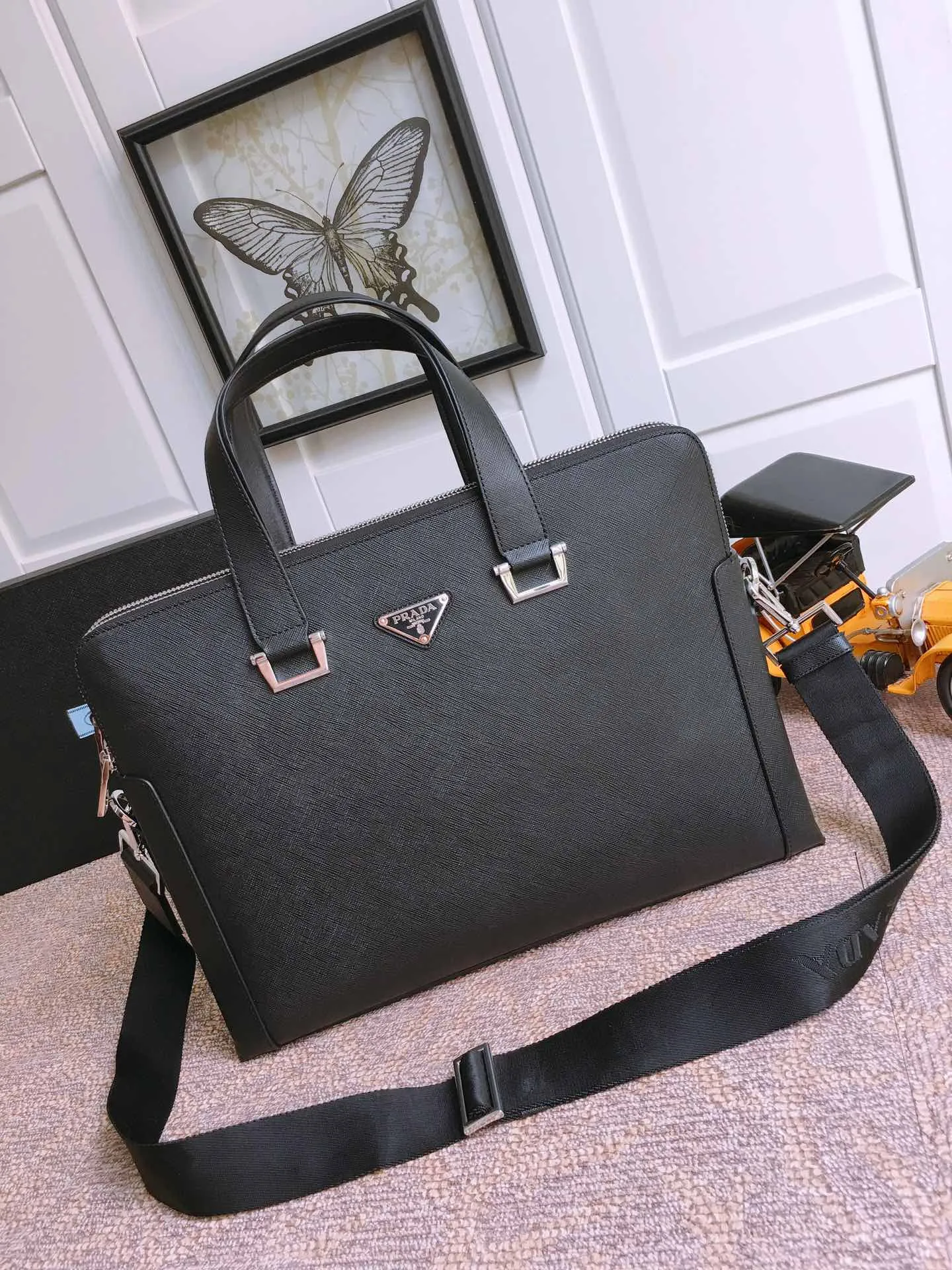 💰1960🎉🎉Classic model🎉🎉81189 has arrived👏🏻👏🏻, using imported cross-grain cowhide, top-grade hardware, many grids, men’s favorite👍👍a classic men’s model that will never go out of style. Length 39x height 29x bottom 7cm.