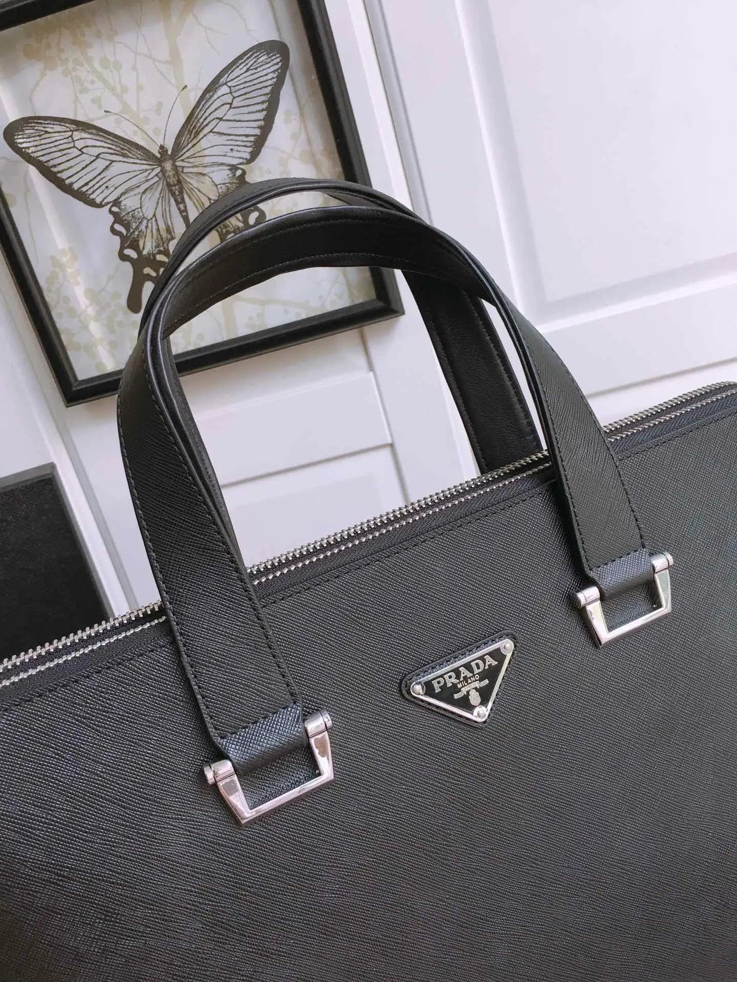 💰1960🎉🎉Classic model🎉🎉81189 has arrived👏🏻👏🏻, using imported cross-grain cowhide, top-grade hardware, many grids, men’s favorite👍👍a classic men’s model that will never go out of style. Length 39x height 29x bottom 7cm.