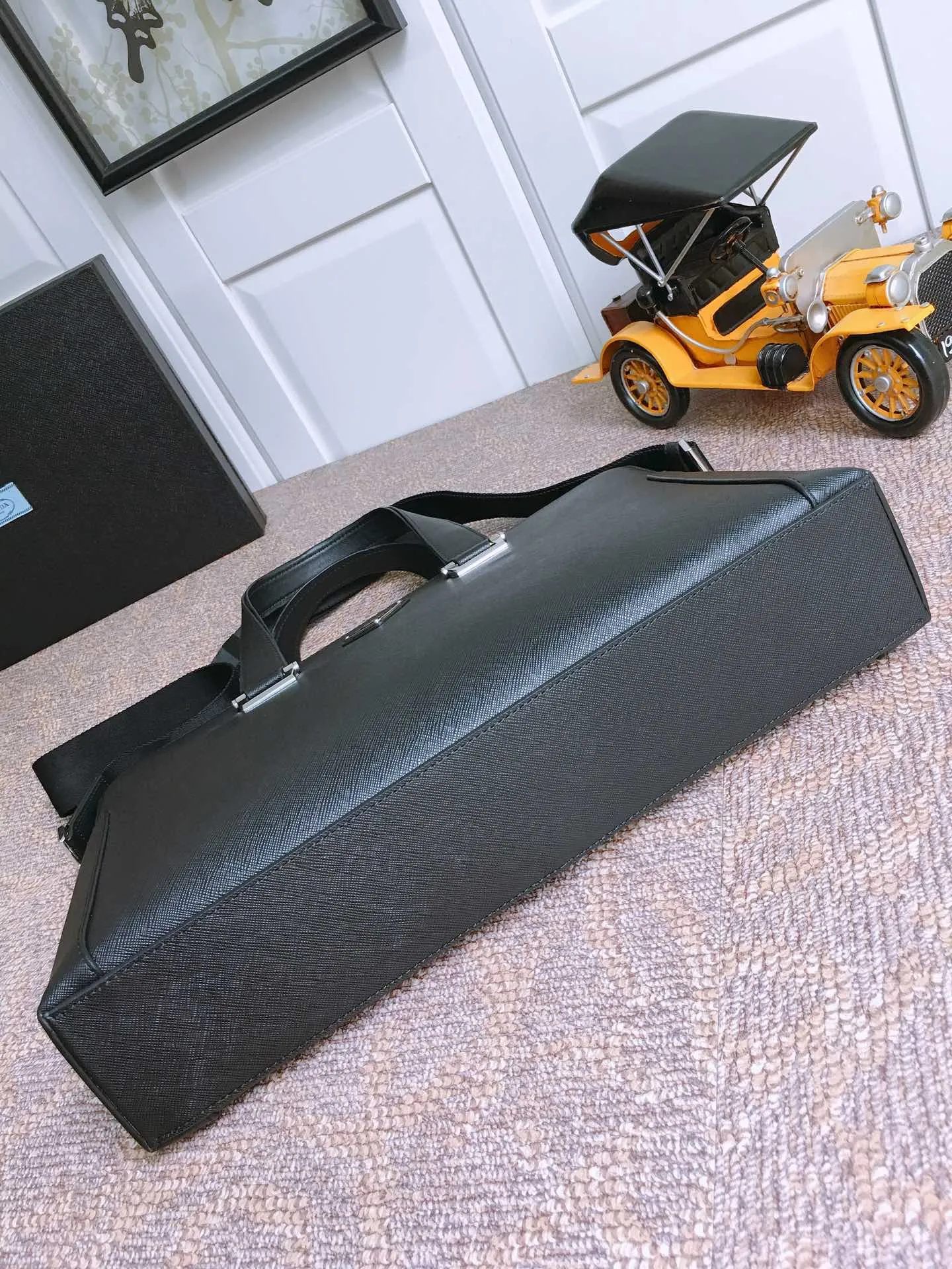 💰1960🎉🎉Classic model🎉🎉81189 has arrived👏🏻👏🏻, using imported cross-grain cowhide, top-grade hardware, many grids, men’s favorite👍👍a classic men’s model that will never go out of style. Length 39x height 29x bottom 7cm.