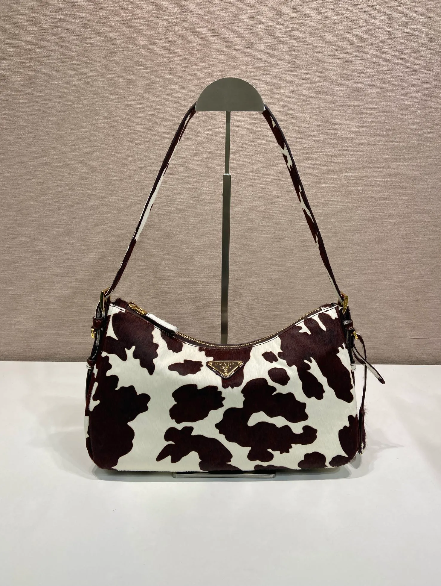 💰1800🎉New arrival🎉1BC229 horse hair🎉💰 This Aimée shows a bold modern attitude. The soft Hobo silhouette is revisited in animal-print leather and accented with gold-tone hardware. Detachable keychain with enameled triangle metal logo at front. Zip closure. Sheepskin lining with two interior pockets, one zipped. Large capacity space. Another hit that will never go out of style. A must-have in winter, get it now🎉🎉 Length 31x Height 18x ​​Bottom 10cm🎉🎉🎉💰💰💰