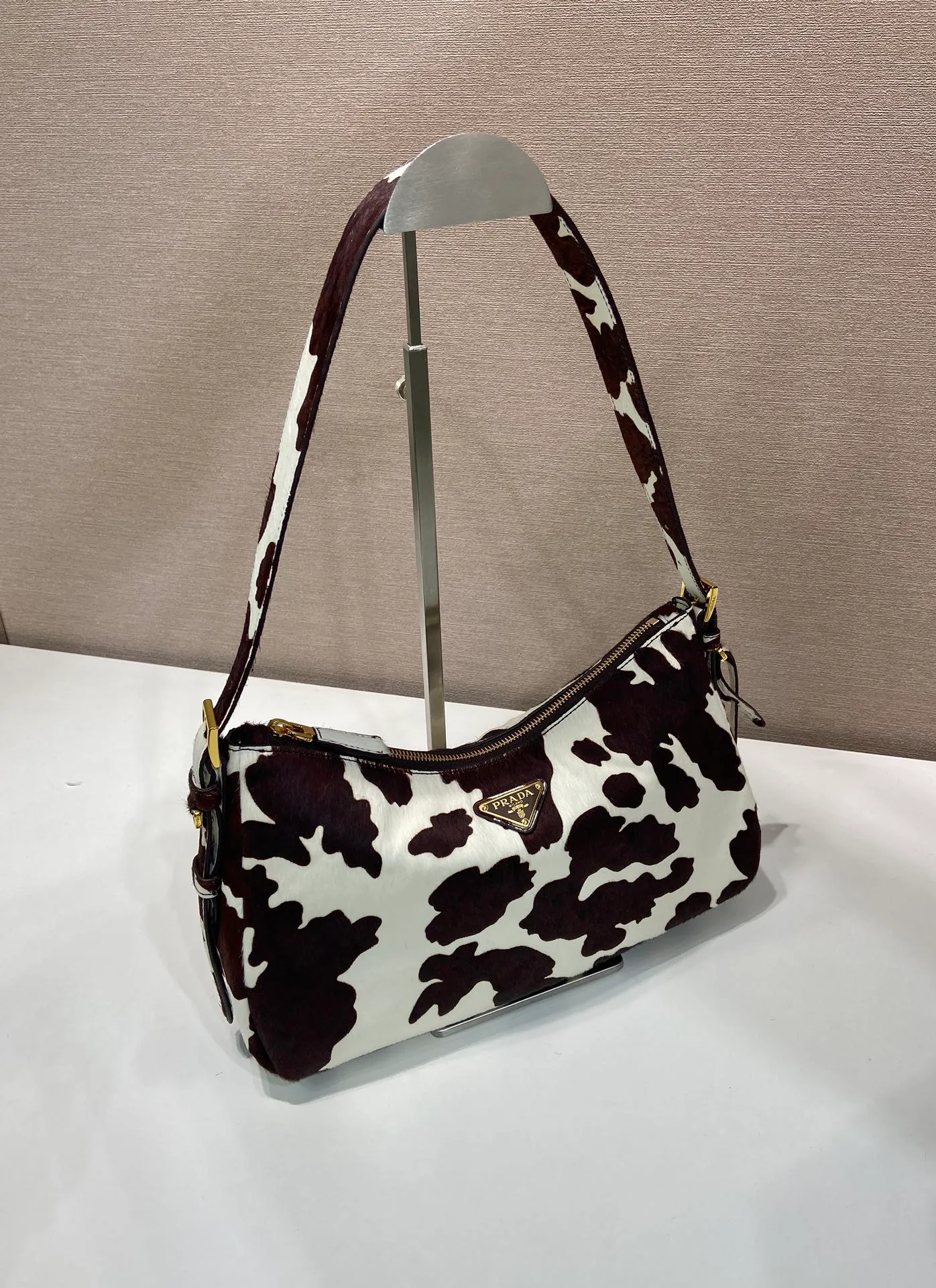 💰1800🎉New arrival🎉1BC229 horse hair🎉💰 This Aimée shows a bold modern attitude. The soft Hobo silhouette is revisited in animal-print leather and accented with gold-tone hardware. Detachable keychain with enameled triangle metal logo at front. Zip closure. Sheepskin lining with two interior pockets, one zipped. Large capacity space. Another hit that will never go out of style. A must-have in winter, get it now🎉🎉 Length 31x Height 18x ​​Bottom 10cm🎉🎉🎉💰💰💰