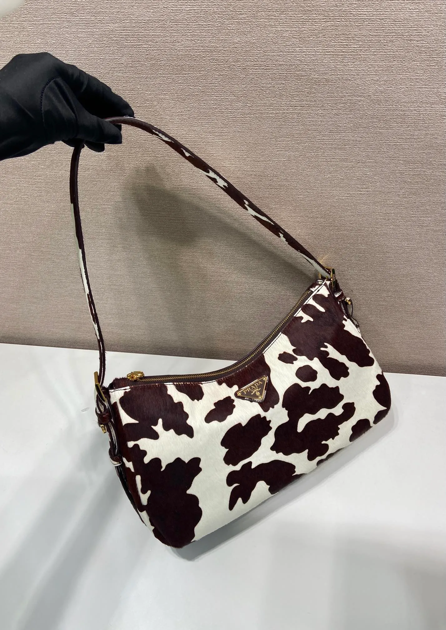 💰1800🎉New arrival🎉1BC229 horse hair🎉💰 This Aimée shows a bold modern attitude. The soft Hobo silhouette is revisited in animal-print leather and accented with gold-tone hardware. Detachable keychain with enameled triangle metal logo at front. Zip closure. Sheepskin lining with two interior pockets, one zipped. Large capacity space. Another hit that will never go out of style. A must-have in winter, get it now🎉🎉 Length 31x Height 18x ​​Bottom 10cm🎉🎉🎉💰💰💰