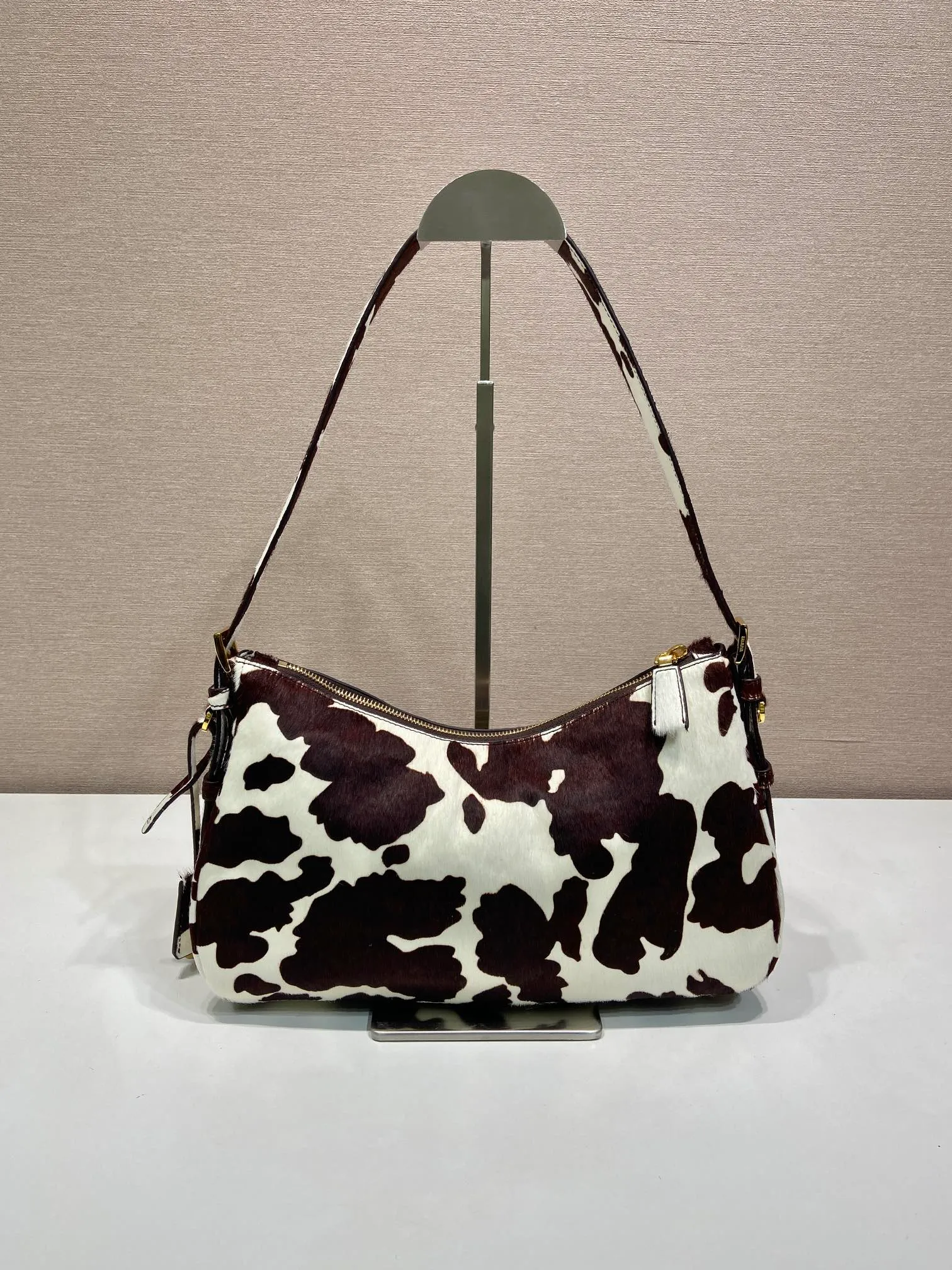 💰1800🎉New arrival🎉1BC229 horse hair🎉💰 This Aimée shows a bold modern attitude. The soft Hobo silhouette is revisited in animal-print leather and accented with gold-tone hardware. Detachable keychain with enameled triangle metal logo at front. Zip closure. Sheepskin lining with two interior pockets, one zipped. Large capacity space. Another hit that will never go out of style. A must-have in winter, get it now🎉🎉 Length 31x Height 18x ​​Bottom 10cm🎉🎉🎉💰💰💰
