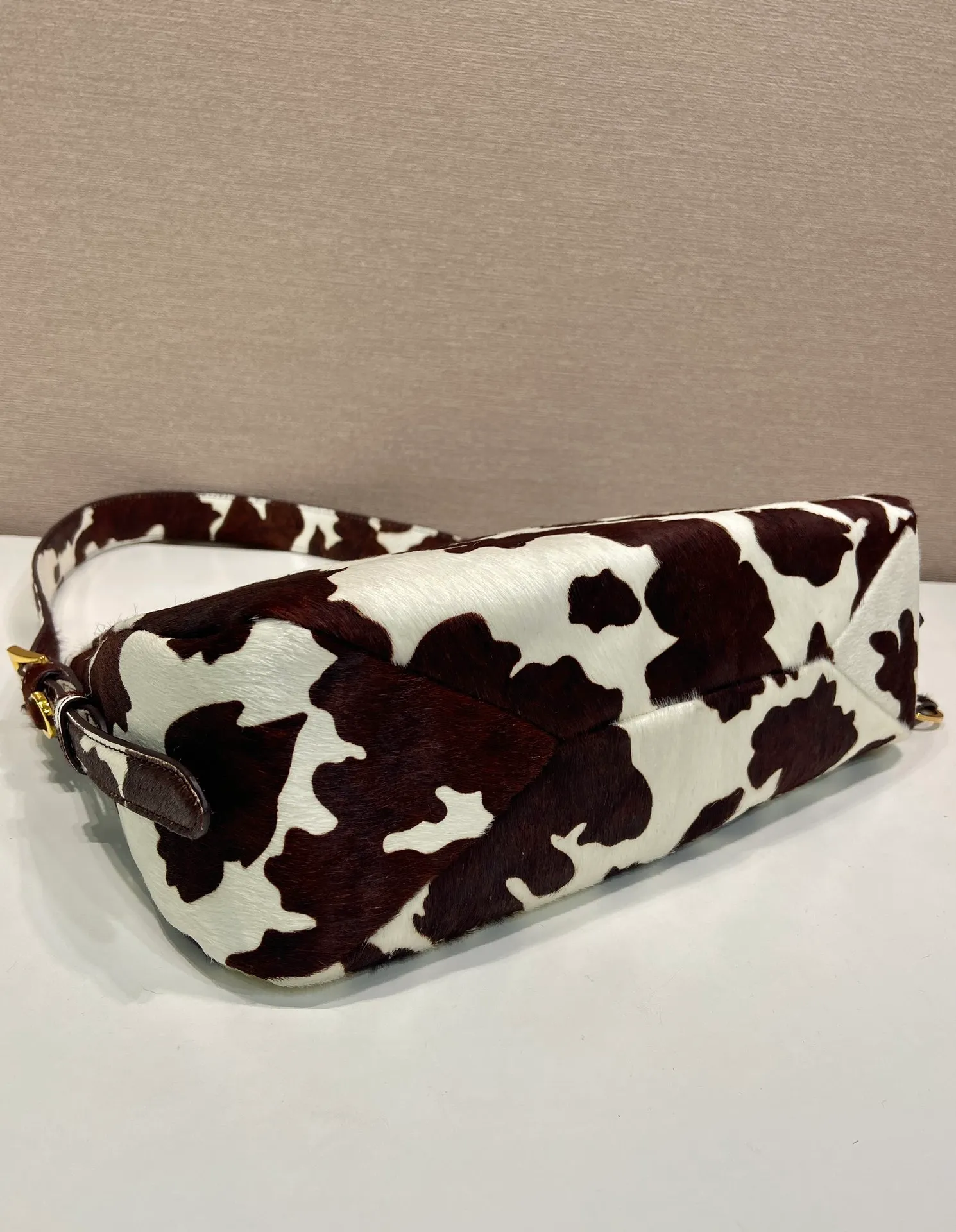 💰1800🎉New arrival🎉1BC229 horse hair🎉💰 This Aimée shows a bold modern attitude. The soft Hobo silhouette is revisited in animal-print leather and accented with gold-tone hardware. Detachable keychain with enameled triangle metal logo at front. Zip closure. Sheepskin lining with two interior pockets, one zipped. Large capacity space. Another hit that will never go out of style. A must-have in winter, get it now🎉🎉 Length 31x Height 18x ​​Bottom 10cm🎉🎉🎉💰💰💰
