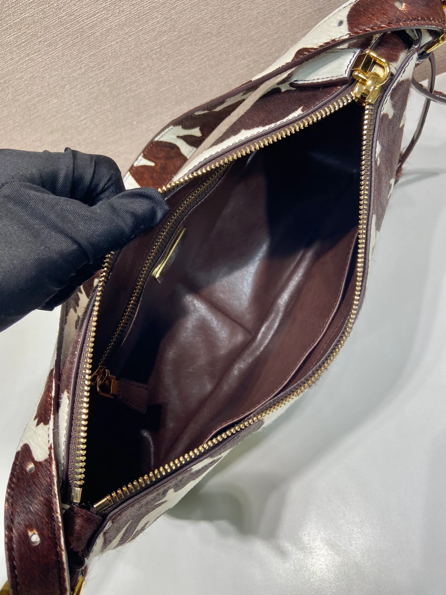 💰1800🎉New arrival🎉1BC229 horse hair🎉💰 This Aimée shows a bold modern attitude. The soft Hobo silhouette is revisited in animal-print leather and accented with gold-tone hardware. Detachable keychain with enameled triangle metal logo at front. Zip closure. Sheepskin lining with two interior pockets, one zipped. Large capacity space. Another hit that will never go out of style. A must-have in winter, get it now🎉🎉 Length 31x Height 18x ​​Bottom 10cm🎉🎉🎉💰💰💰