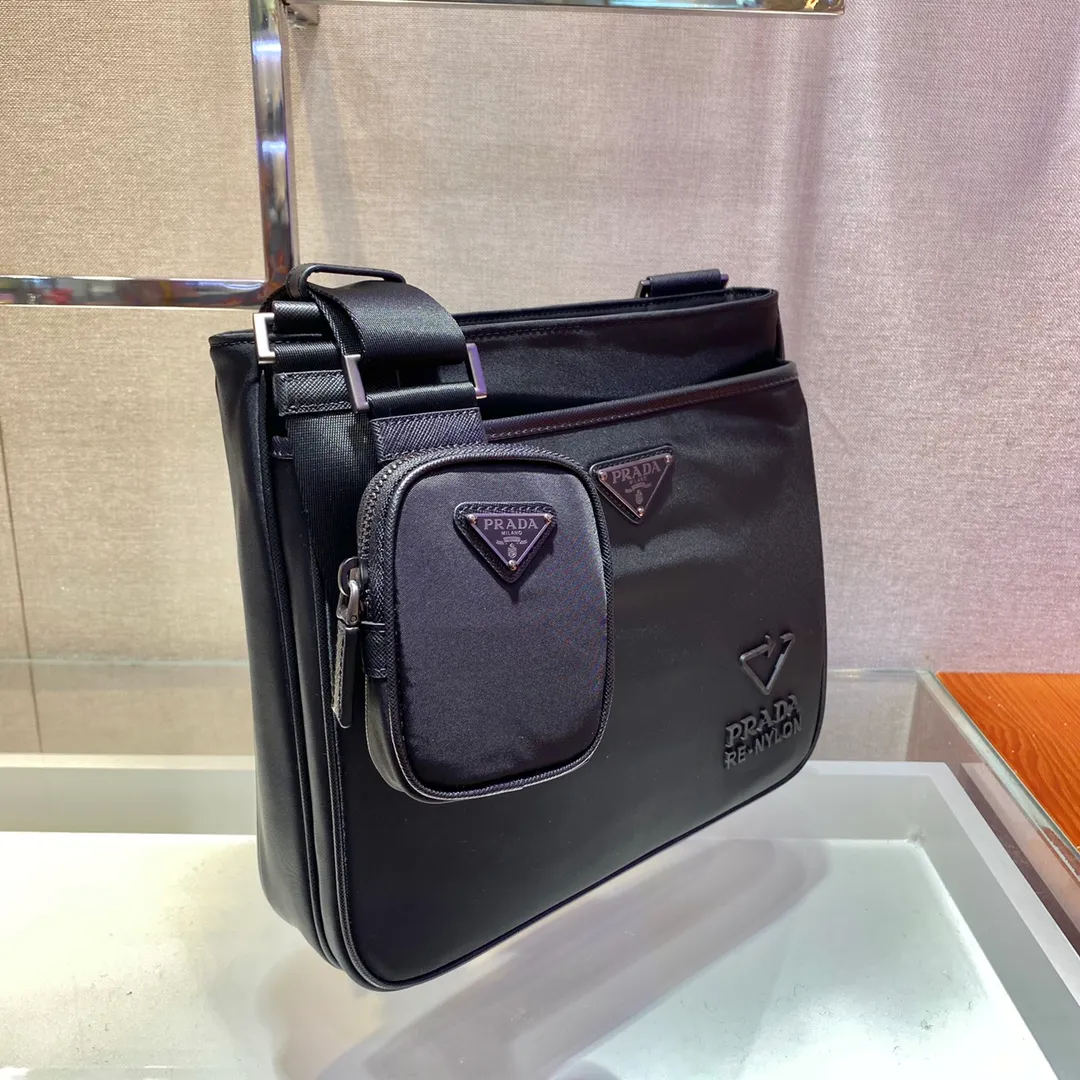 💰1060🎉Environmental protection series🎉🎉New 2VH118 men's cross-body bag🎉🎉 This square shoulder bag is made of innovative regenerated nylon fabric, interpreting a distinctive slender silhouette. It features an adjustable woven nylon strap with a removable pouch and a signature enameled triangle metal logo on the front to stamp the brand's identity. Simple and elegant/unique logo🎉🎉If you like it, babies😘😘Hurry up and get it🎉🎉 Length 28x Height 25x Bottom 6cm