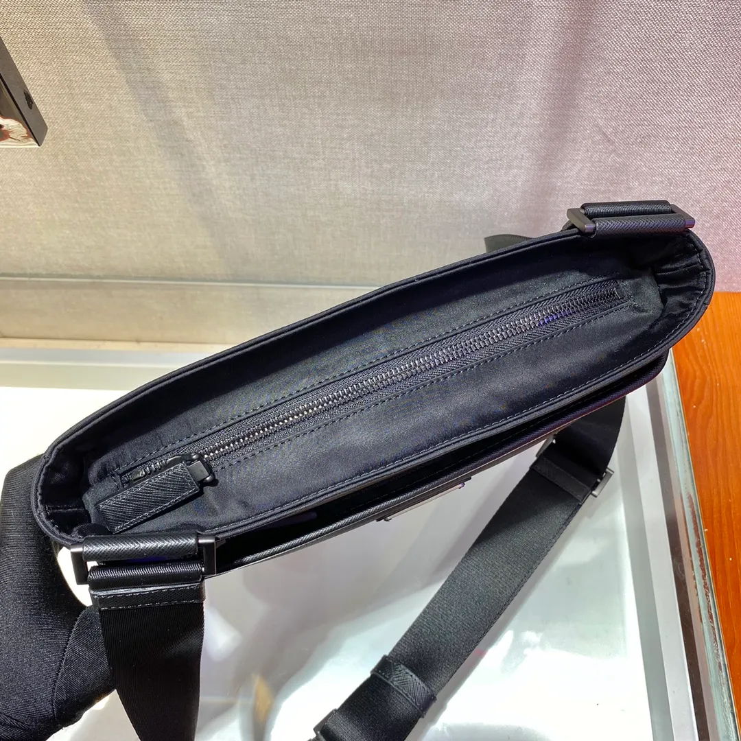 💰1060🎉Environmental protection series🎉🎉New 2VH118 men's cross-body bag🎉🎉 This square shoulder bag is made of innovative regenerated nylon fabric, interpreting a distinctive slender silhouette. It features an adjustable woven nylon strap with a removable pouch and a signature enameled triangle metal logo on the front to stamp the brand's identity. Simple and elegant/unique logo🎉🎉If you like it, babies😘😘Hurry up and get it🎉🎉 Length 28x Height 25x Bottom 6cm