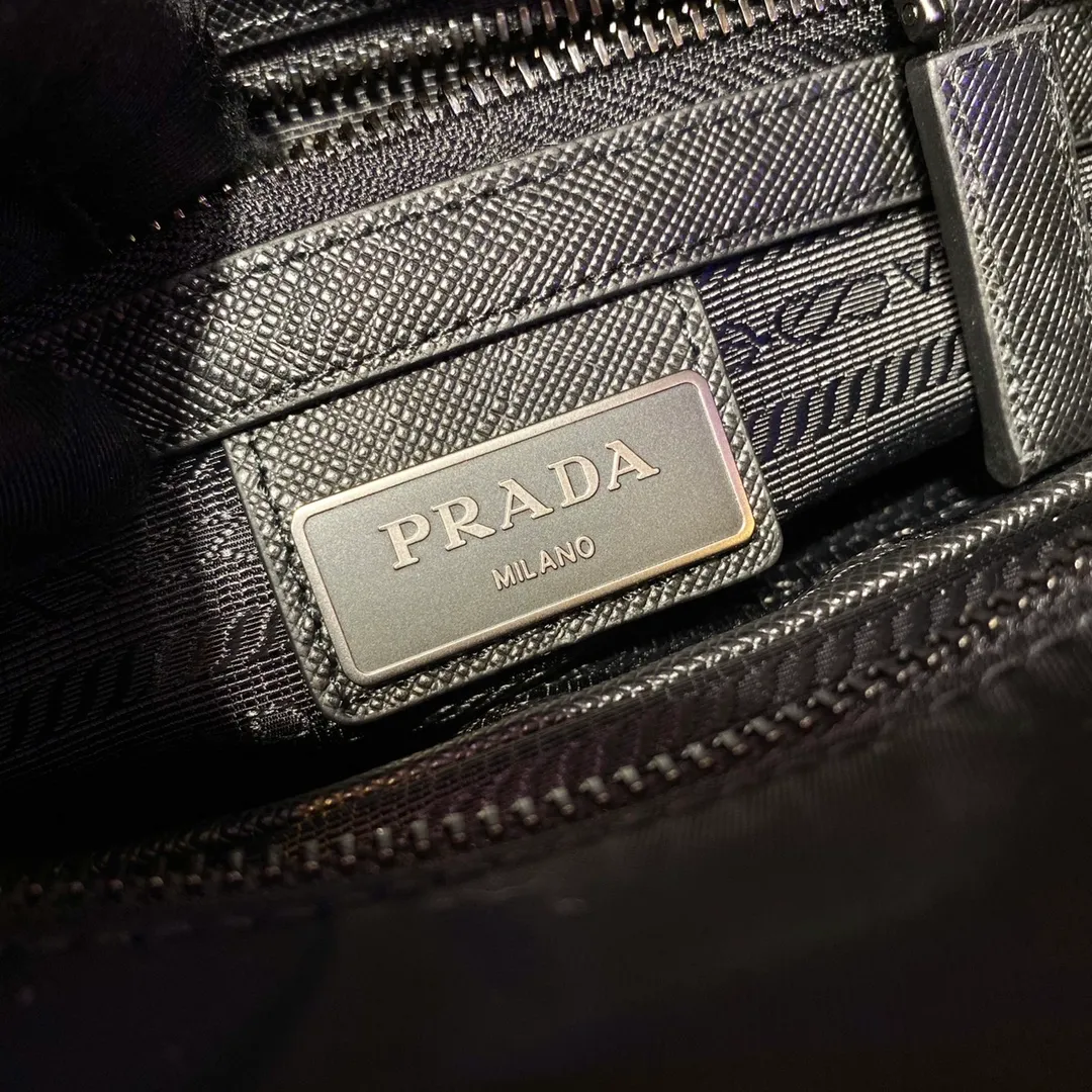 💰1060🎉Environmental protection series🎉🎉New 2VH118 men's cross-body bag🎉🎉 This square shoulder bag is made of innovative regenerated nylon fabric, interpreting a distinctive slender silhouette. It features an adjustable woven nylon strap with a removable pouch and a signature enameled triangle metal logo on the front to stamp the brand's identity. Simple and elegant/unique logo🎉🎉If you like it, babies😘😘Hurry up and get it🎉🎉 Length 28x Height 25x Bottom 6cm