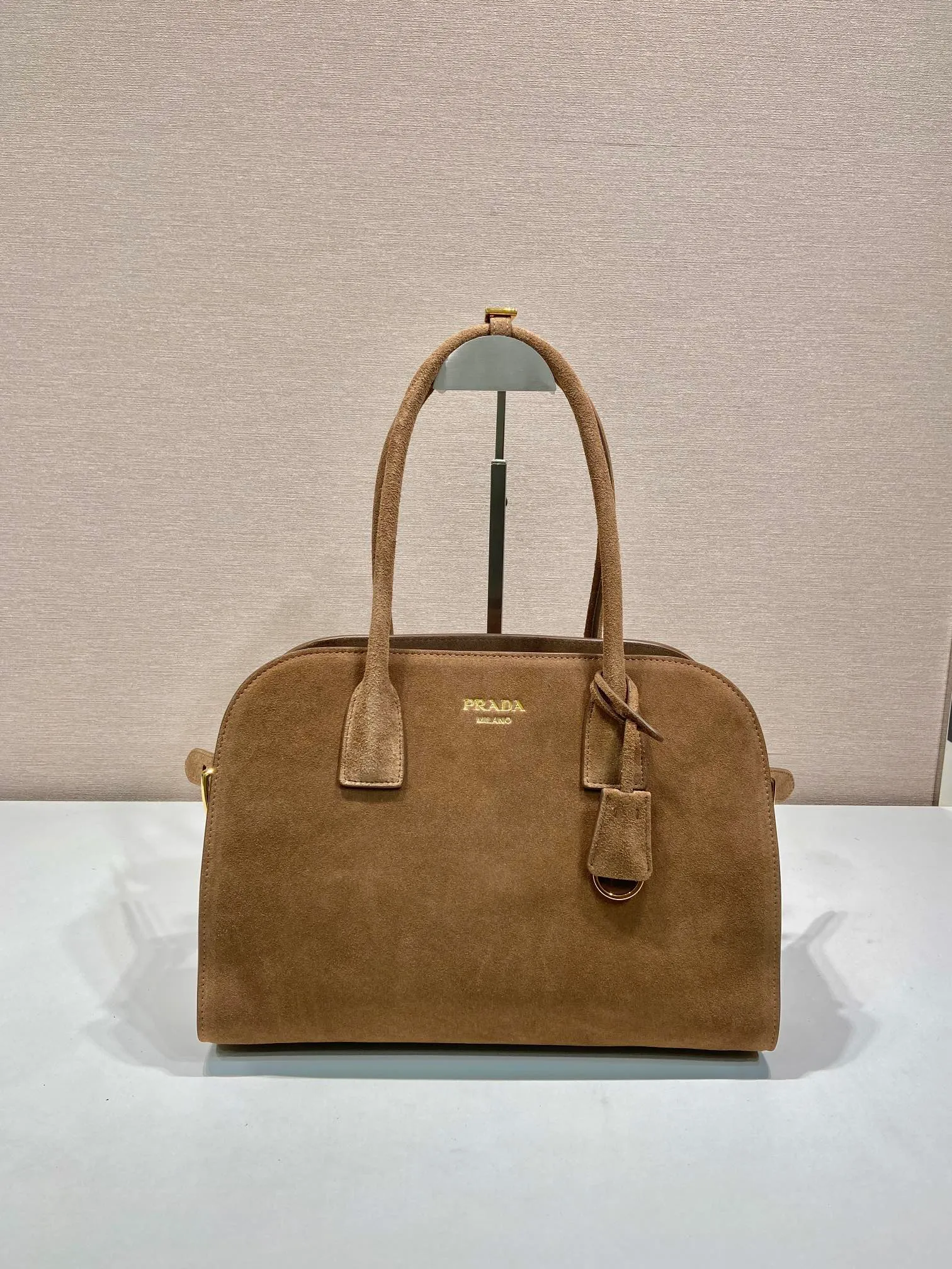 💰1700🎉Nubuck leather tote bag🎉1BG538🎉🎉 This tote bag has a crisp silhouette and exudes modern style and elegant charm. With a convenient large opening, imported frosted leather is used to outline fashionable and simple lines. This practical accessory combines simple and exquisite details, with the logo embossed on the front, making the upper body fashionable and elegant. Baby, hurry up and get it🎉🎉 Length 32x Height 23.5x Bottom 16cm🎉🎉🎉👏👏👏