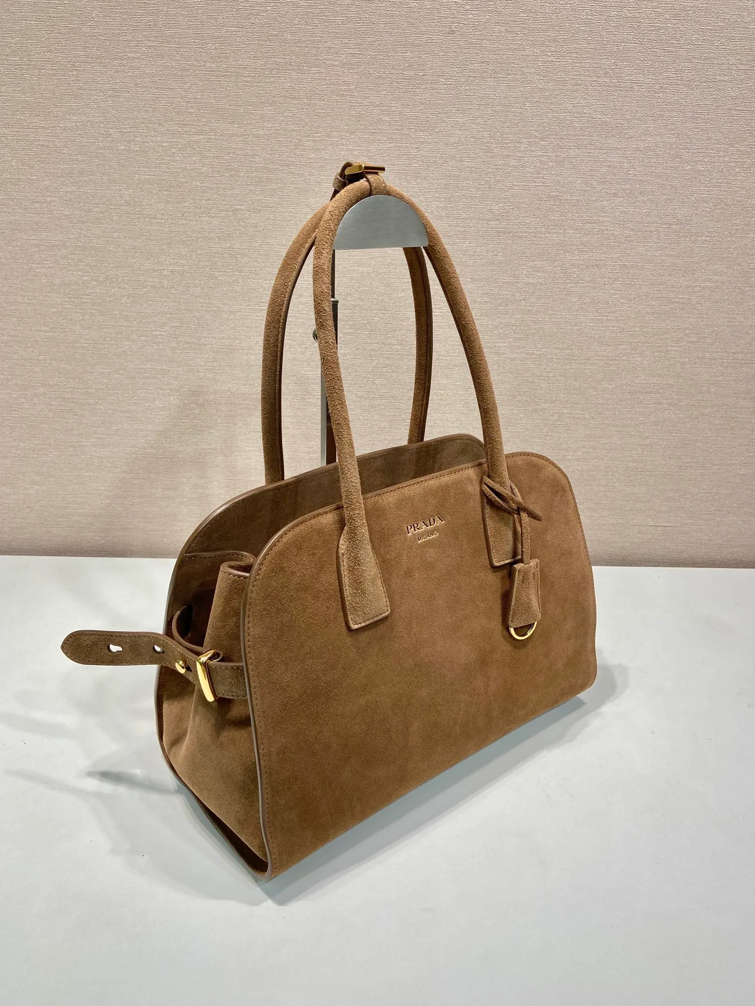 💰1700🎉Nubuck leather tote bag🎉1BG538🎉🎉 This tote bag has a crisp silhouette and exudes modern style and elegant charm. With a convenient large opening, imported frosted leather is used to outline fashionable and simple lines. This practical accessory combines simple and exquisite details, with the logo embossed on the front, making the upper body fashionable and elegant. Baby, hurry up and get it🎉🎉 Length 32x Height 23.5x Bottom 16cm🎉🎉🎉👏👏👏