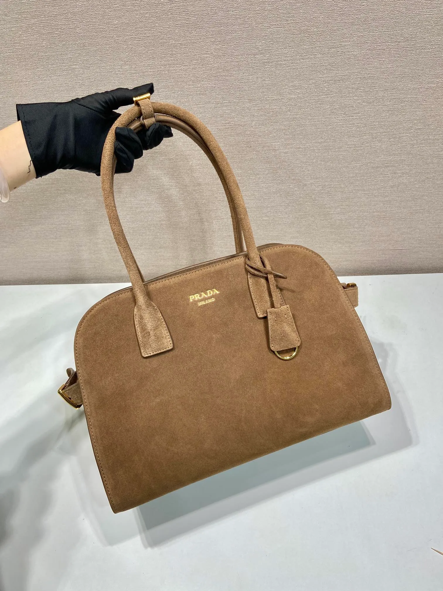 💰1700🎉Nubuck leather tote bag🎉1BG538🎉🎉 This tote bag has a crisp silhouette and exudes modern style and elegant charm. With a convenient large opening, imported frosted leather is used to outline fashionable and simple lines. This practical accessory combines simple and exquisite details, with the logo embossed on the front, making the upper body fashionable and elegant. Baby, hurry up and get it🎉🎉 Length 32x Height 23.5x Bottom 16cm🎉🎉🎉👏👏👏