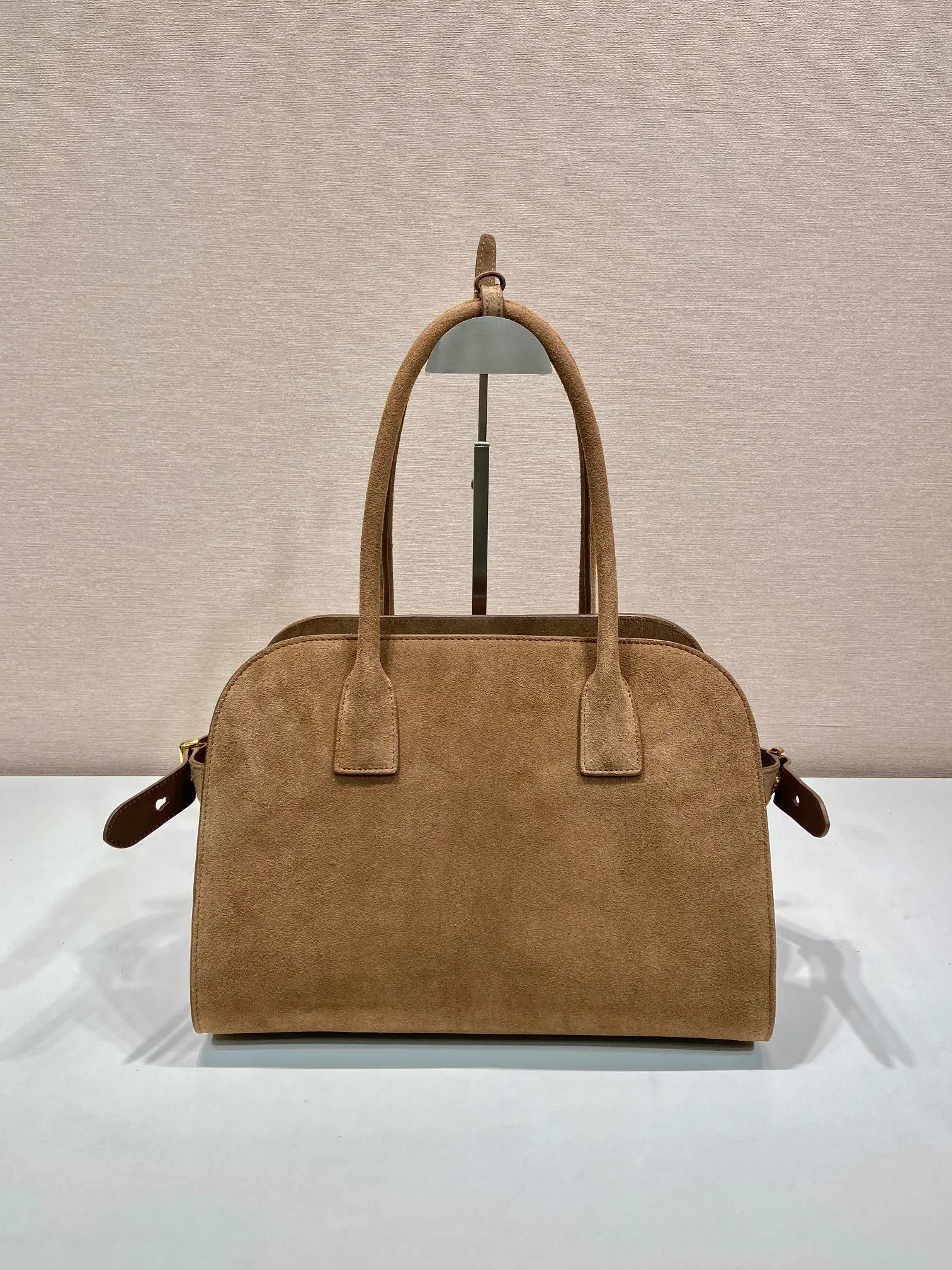 💰1700🎉Nubuck leather tote bag🎉1BG538🎉🎉 This tote bag has a crisp silhouette and exudes modern style and elegant charm. With a convenient large opening, imported frosted leather is used to outline fashionable and simple lines. This practical accessory combines simple and exquisite details, with the logo embossed on the front, making the upper body fashionable and elegant. Baby, hurry up and get it🎉🎉 Length 32x Height 23.5x Bottom 16cm🎉🎉🎉👏👏👏