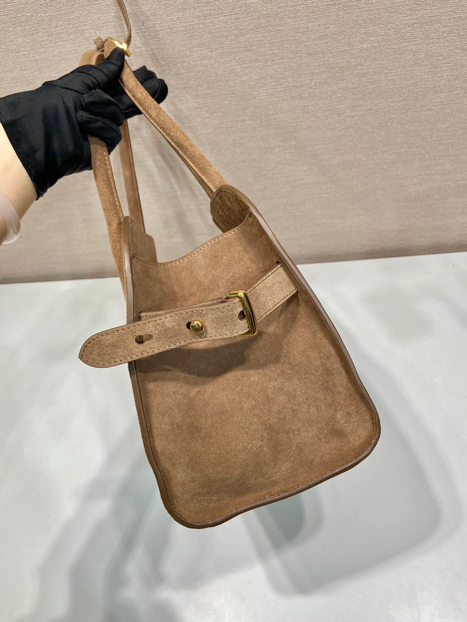 💰1700🎉Nubuck leather tote bag🎉1BG538🎉🎉 This tote bag has a crisp silhouette and exudes modern style and elegant charm. With a convenient large opening, imported frosted leather is used to outline fashionable and simple lines. This practical accessory combines simple and exquisite details, with the logo embossed on the front, making the upper body fashionable and elegant. Baby, hurry up and get it🎉🎉 Length 32x Height 23.5x Bottom 16cm🎉🎉🎉👏👏👏