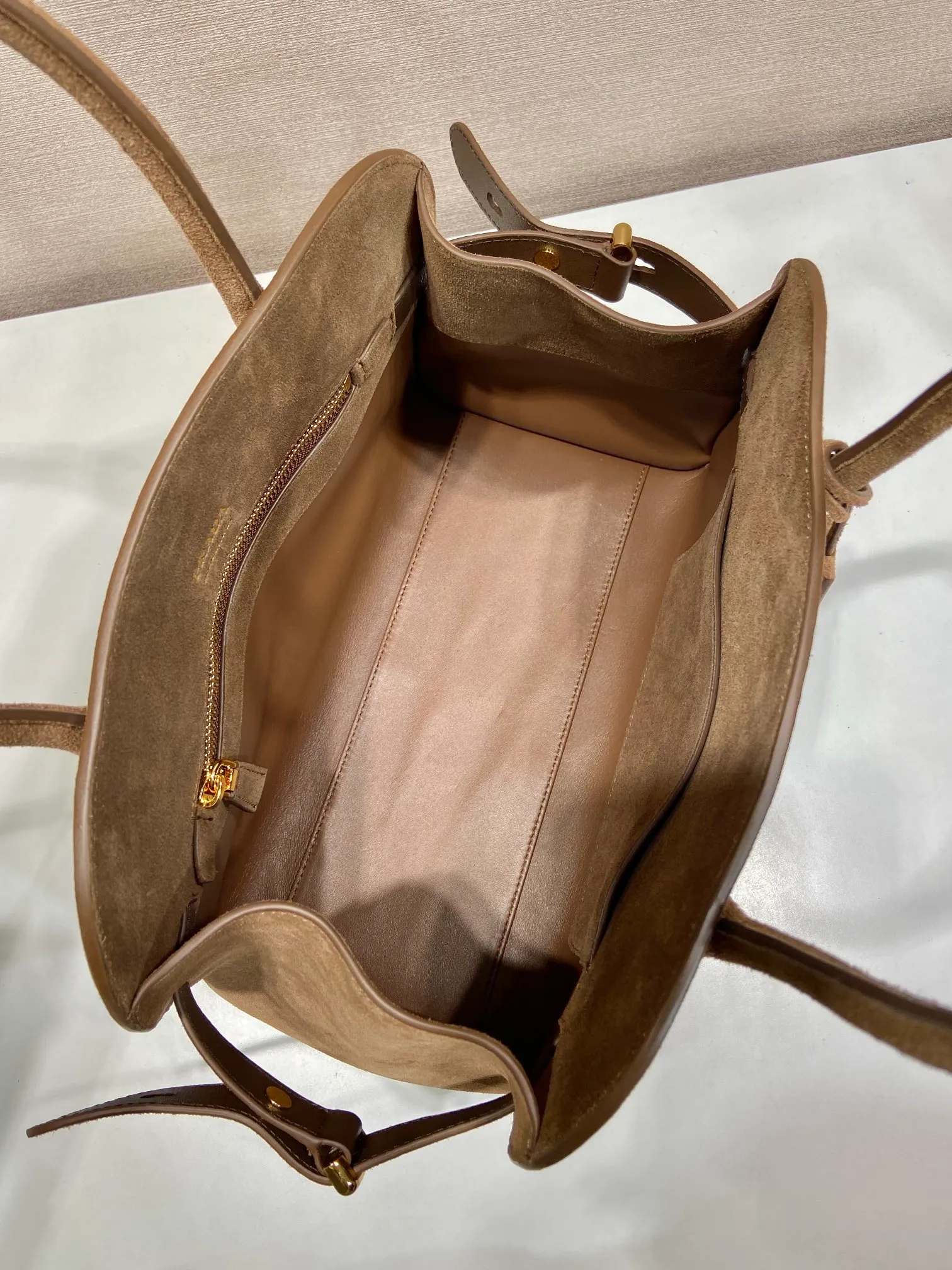 💰1700🎉Nubuck leather tote bag🎉1BG538🎉🎉 This tote bag has a crisp silhouette and exudes modern style and elegant charm. With a convenient large opening, imported frosted leather is used to outline fashionable and simple lines. This practical accessory combines simple and exquisite details, with the logo embossed on the front, making the upper body fashionable and elegant. Baby, hurry up and get it🎉🎉 Length 32x Height 23.5x Bottom 16cm🎉🎉🎉👏👏👏