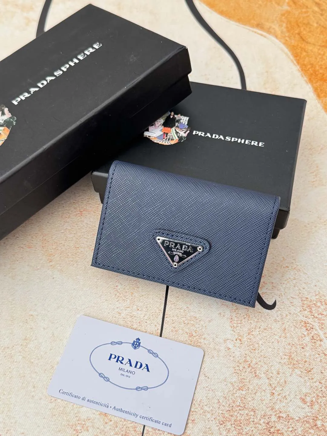 💰120💰PRADA’s popular men’s card holder counter new style, official website synchronization, genuine development, model 2MC122#. Color/Blue As shown in the picture, real shot 💋Cross-grain cowhide texture is excellent, threaded lining, hardware accessories! Exquisite wiring, even and neat lines, smooth oil edges, size: 11cm long, 6.5cm high