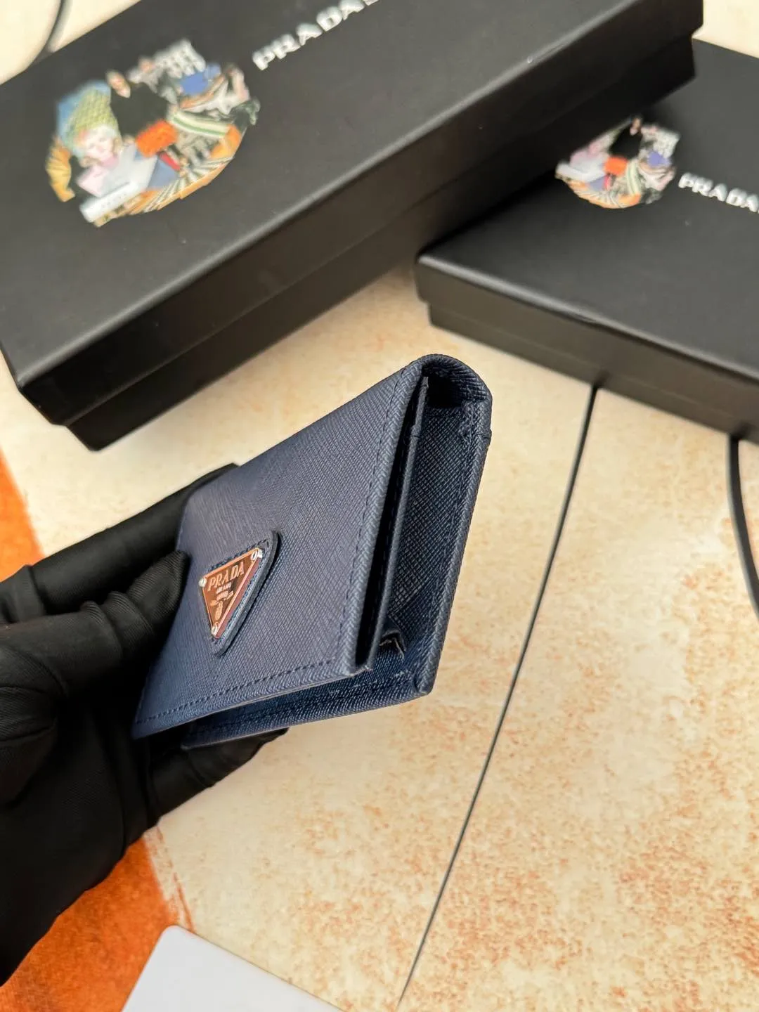 💰120💰PRADA’s popular men’s card holder counter new style, official website synchronization, genuine development, model 2MC122#. Color/Blue As shown in the picture, real shot 💋Cross-grain cowhide texture is excellent, threaded lining, hardware accessories! Exquisite wiring, even and neat lines, smooth oil edges, size: 11cm long, 6.5cm high