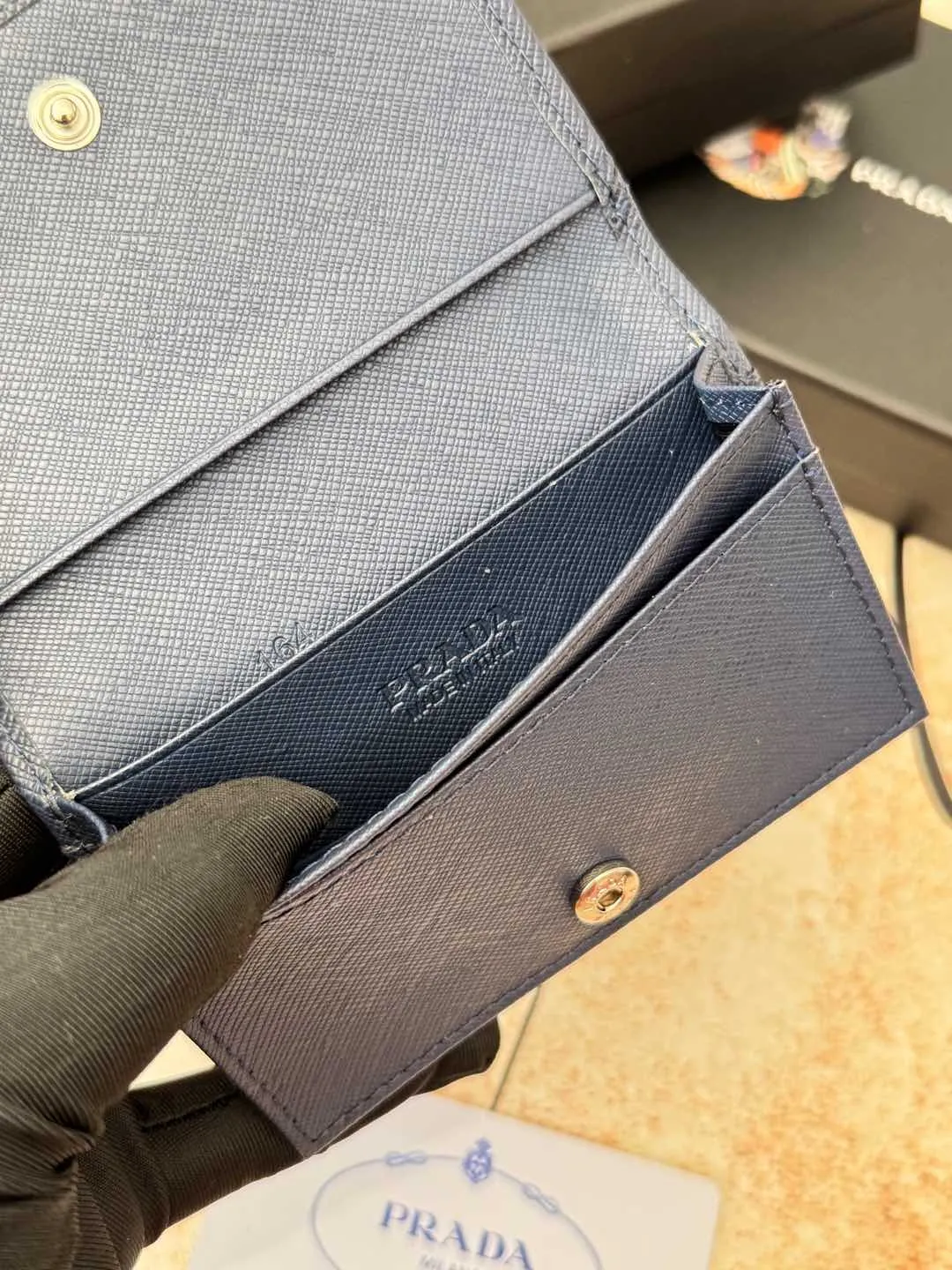 💰120💰PRADA’s popular men’s card holder counter new style, official website synchronization, genuine development, model 2MC122#. Color/Blue As shown in the picture, real shot 💋Cross-grain cowhide texture is excellent, threaded lining, hardware accessories! Exquisite wiring, even and neat lines, smooth oil edges, size: 11cm long, 6.5cm high